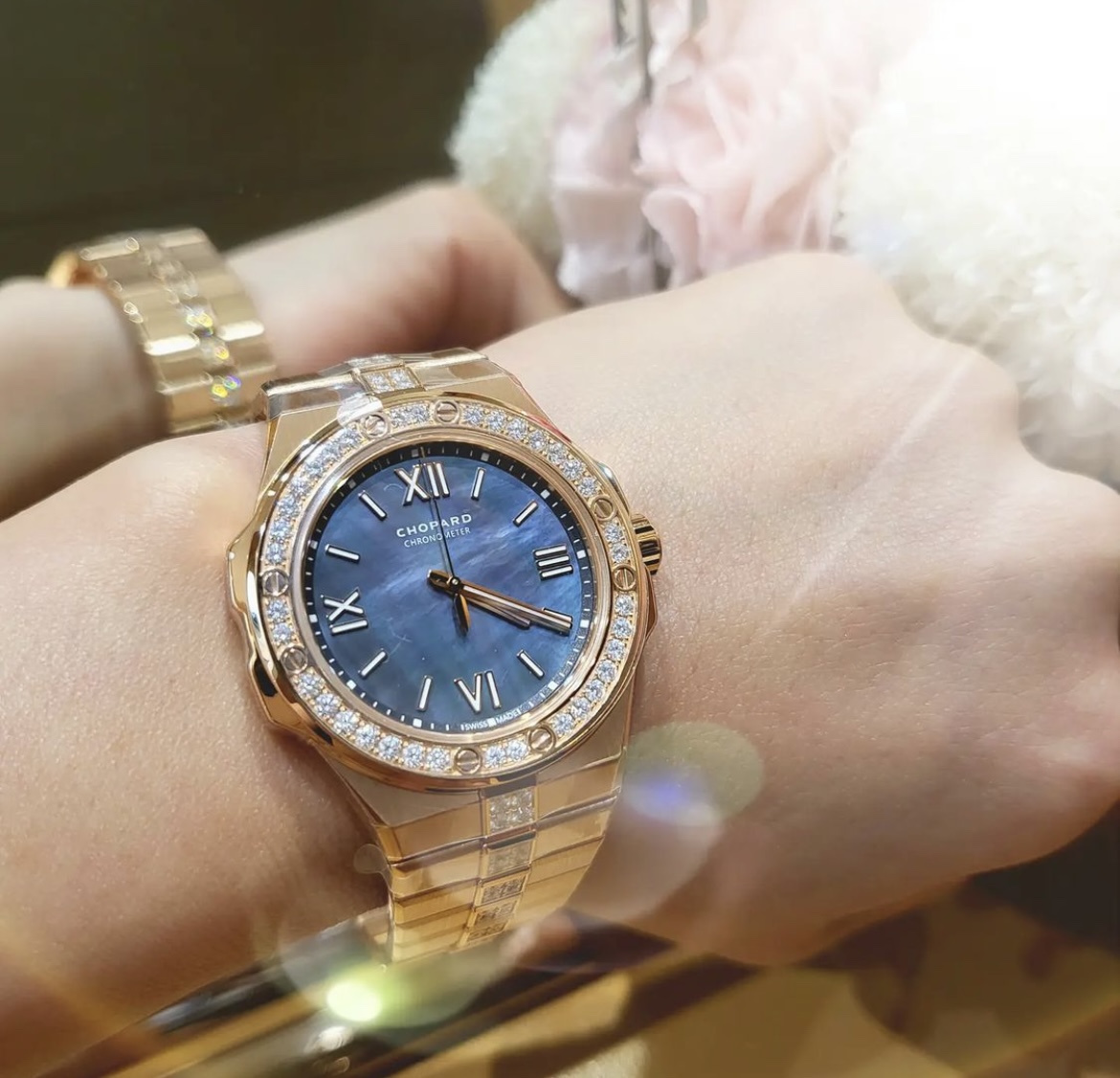 NO:821967,Chopard's Aline Eagle Snow Mountain Pride series is like a torch, comparable to the stars in the dark night. Across mountains, rivers, lakes and seas, it provides insight into a gentleman's vision and majestic future. Swiss quartz, women's size 36mm, men's size 41.00mm, 316 stainless steel, rhodium-plated second hand counterweight shaped like an eagle's feathers, arrow-shaped and coated with Suer-LumiNova  Luminous, anti-glare and anti-scratch coated crystal glass, folding clasp, dedicated to the contemporary 'Eagle'. These people with lofty ideals are ahead of the crowd in daily life. Their vision inspires people and sublimates emotions. With foresight and determination, they take action to meet the challenges of the future. They are low-key and dignified, and do not clash with style.  The eagle eye iris dial + eagle feather hands give it a sense of luxury. The one-piece stainless steel bracelet is smooth and fits the hand. The detailed workmanship is online. It can be used for business, leisure and commuting. It is unobtrusive but very recognizable. The more you look at it, the more tasteful it becomes. People who know watches can get its charm at a glance.,, loro  piana,chopard19860909萧邦AlineEagle雪山傲翼系列如炬目光,比拟暗夜星芒.于山川湖海间,洞见绅士愿景与磅礴未来.瑞士石英,女装尺寸36mm,男装尺寸41.00mm,316精钢,镀铑秒针的配重形状像鹰的羽毛,呈箭形和涂有 Suer-LumiNova 夜光,防眩光防刮镀膜水晶玻璃,折叠表扣,致献当代“雄鹰”,这些志存高远之人在日常生活中超迈群伦,其视野启迪人心、升华情志.凭借远见和决心,他们以行动迎接未来的挑战,低调显贵不撞款,鹰眼虹膜表盘+鹰羽指针,高级感直接拉满,一体式精钢表链,流畅贴手,细节做工在线,商务,休闲,通勤都能搭,不张扬却很有辨识度,越看越有味道懂表的人一眼就能get到它的魅力.,,loro piana,chopard,Watch