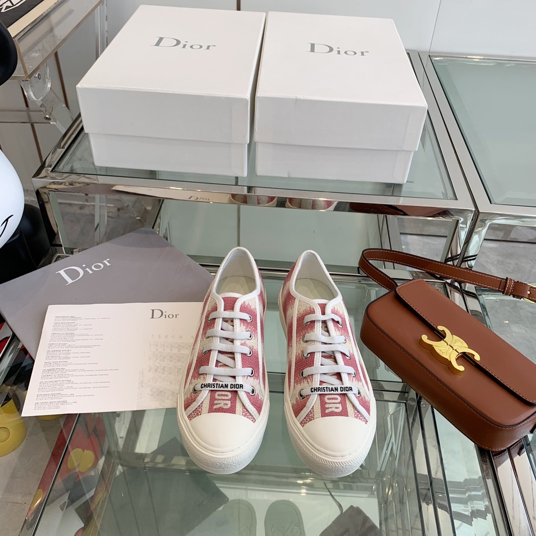 NO:165644,Top version Dior classic versatile cloth shoes Original electric embroidered fabric   sheepskin lining Original cowhide footbed Original outsole Size 35-40, casual shoes/sports shoes, dior, dior, sneakers, cowhide, sheepskin19860909顶级版本 Dior迪奥经典百搭布鞋 原版电绣面料 羊皮内里 原版牛皮垫脚 原版大底 尺码35-40,休闲鞋/运动鞋,dior,dior,sneakers,cowhide,sheepskin,Women's Shoes