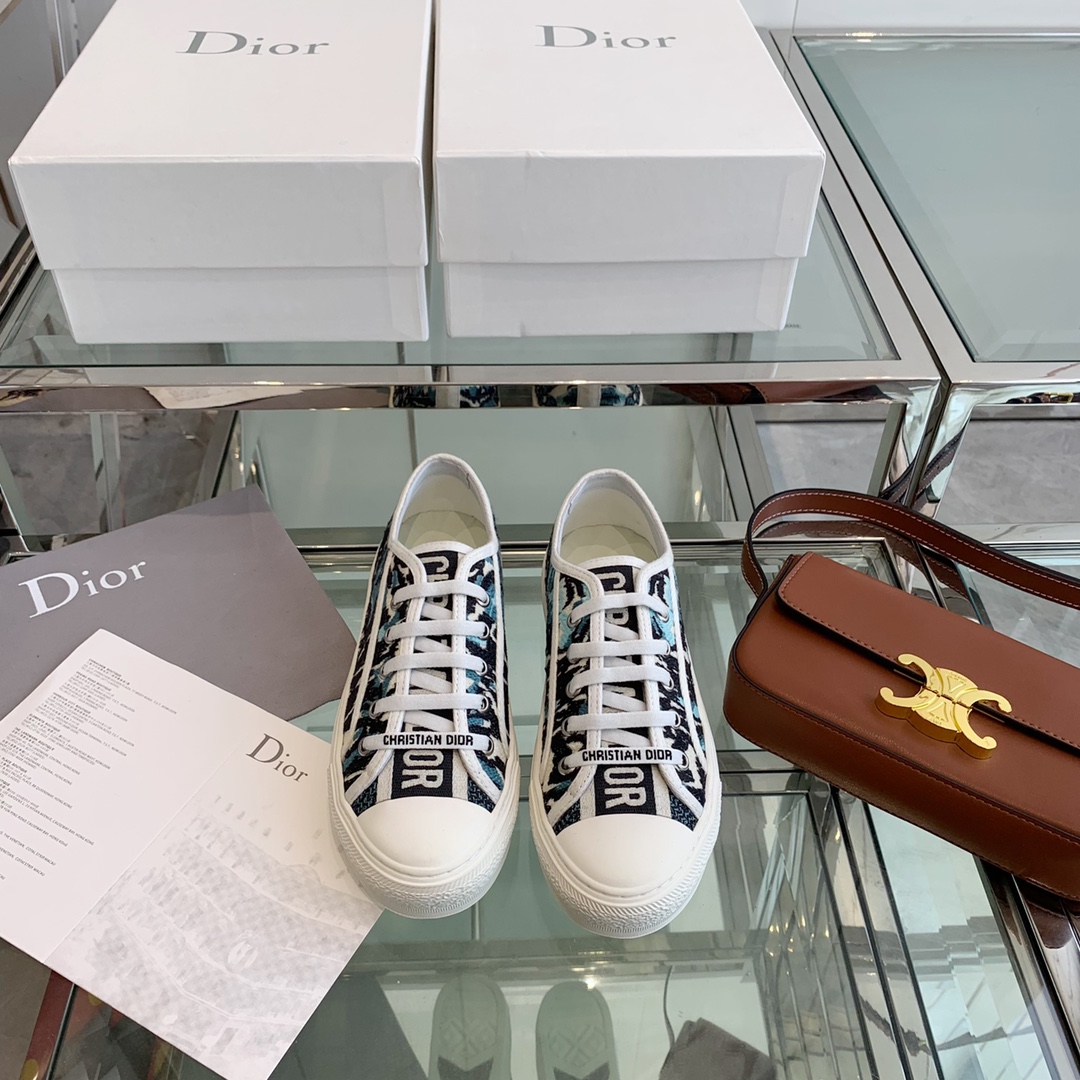 NO:165665,Top version Dior classic versatile cloth shoes Original electric embroidered fabric   sheepskin lining Original cowhide footbed Original outsole Size 35-40, casual shoes/sports shoes, dior, dior, sneakers, cowhide, sheepskin19860909顶级版本 Dior迪奥经典百搭布鞋 原版电绣面料 羊皮内里 原版牛皮垫脚 原版大底 尺码35-40,休闲鞋/运动鞋,dior,dior,sneakers,cowhide,sheepskin,Women's Shoes