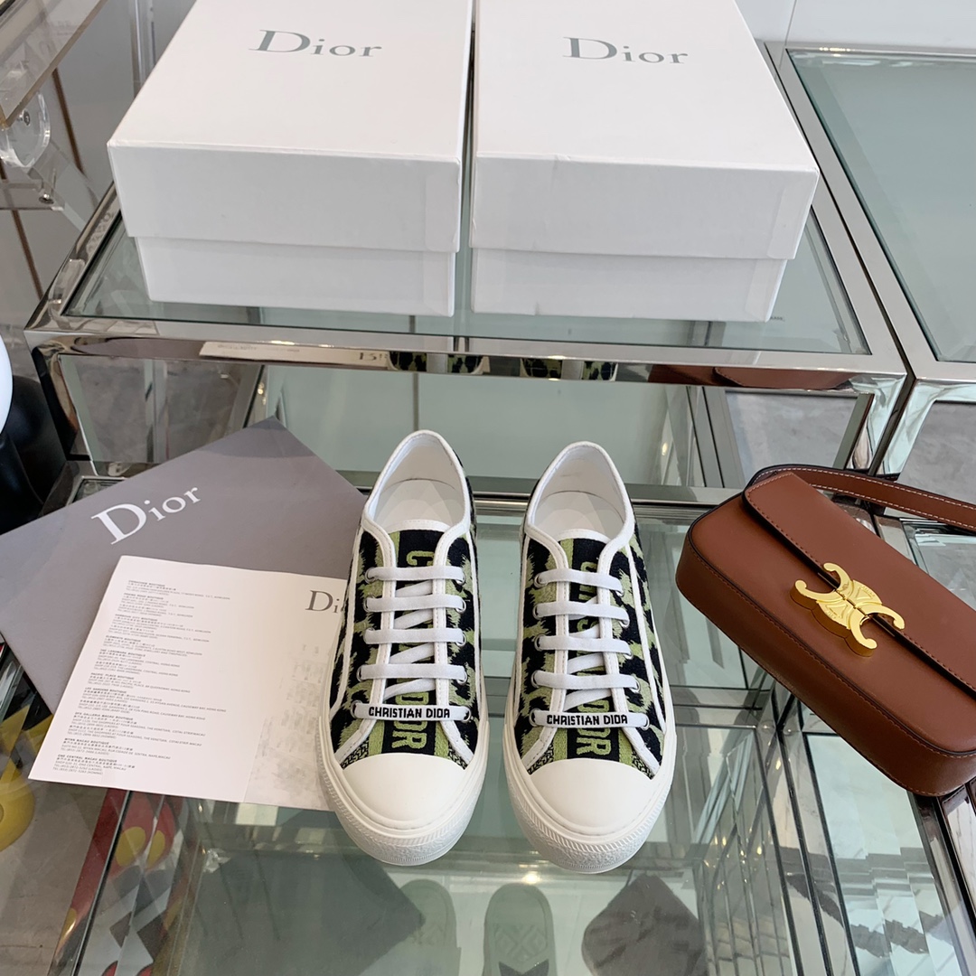 NO:165671,Top version Dior classic versatile cloth shoes Original electric embroidered fabric   sheepskin lining Original cowhide footbed Original outsole Size 35-40, casual shoes/sports shoes, dior, dior, sneakers, cowhide, sheepskin19860909顶级版本 Dior迪奥经典百搭布鞋 原版电绣面料 羊皮内里 原版牛皮垫脚 原版大底 尺码35-40,休闲鞋/运动鞋,dior,dior,sneakers,cowhide,sheepskin,Women's Shoes