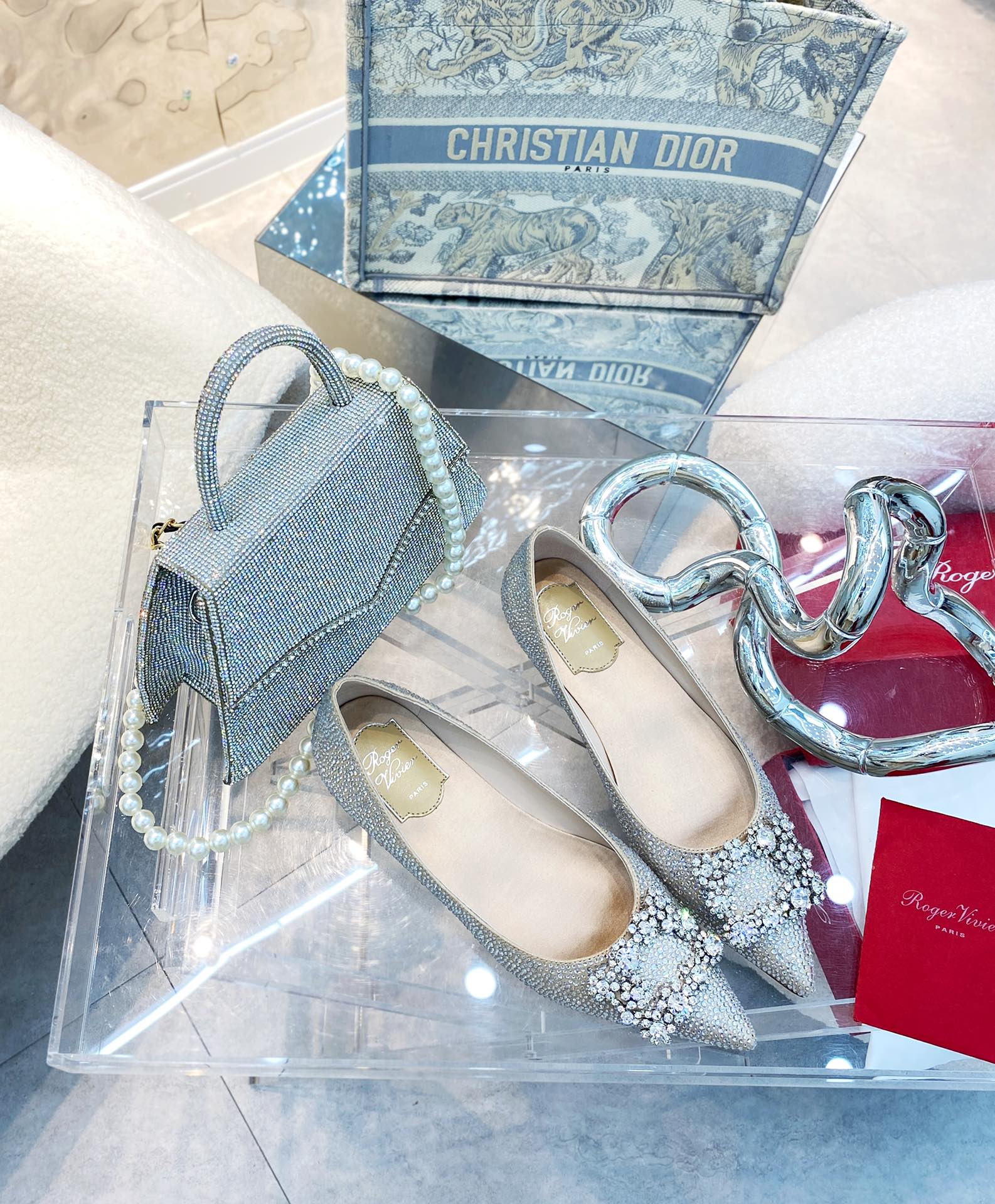 NO:616704,¨2025 new counter crystal shoe series is launched ★★★★★ Mainly recommended by the official website, the fairy is a gorgeous appearance shoe, with four medium heels to meet the needs of different occasions, full of luxury and exquisite aura, a must-have for high-end wear. Customized fabric pattern on the upper with shiny imported Czech hot diamonds, and full Oden diamonds on the shoe. Lining: Specific hybrid lambskin/silk splicing outsole, original Italian leather outsole. Shoe size:  35-39 (customized for 40, non-refundable) Delivery of the latest luxury counters with simultaneous packaging High heels, 6.5, 8.5, 10, high heels, single shoes, high heels, sheepskin, real silk, Leather soles19860909¨2025专柜新款水晶鞋系列上新 ★★★★★ 官网主推,仙女本尊华丽丽出场单鞋,四中跟高满足不同场合需求,奢华精致气场全开,高级感穿搭必备行头 鞋面定制布纹配闪亮进口捷克烫钻,鞋花全奥登钻  内里: 特定混种小羊皮/真丝拼接 大底原版意大利真皮大底 鞋码: 35-39（40定制不退换） 配送豪华最新专柜同步包装 跟高平跟、6.5、8.5、10,高跟鞋单鞋,high heels,sheepskin,real silk,Leather soles,Women's Shoes