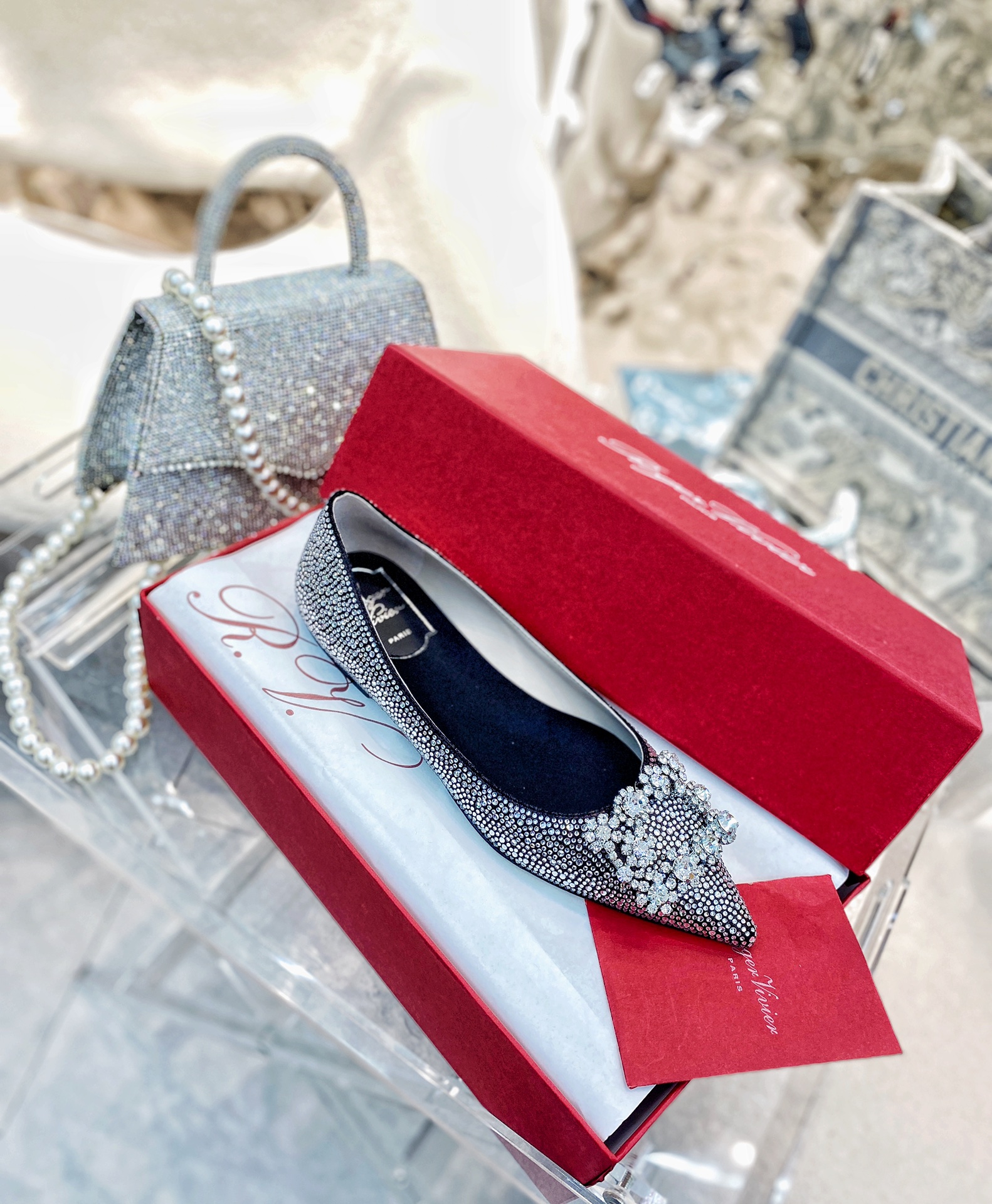 NO:616693,¨2025 new counter crystal shoe series is launched ★★★★★ Mainly recommended by the official website, the fairy is a gorgeous appearance shoe, with four medium heels to meet the needs of different occasions, full of luxury and exquisite aura, a must-have for high-end wear. Customized fabric pattern on the upper with shiny imported Czech hot diamonds, and full Oden diamonds on the shoe. Lining: Specific hybrid lambskin/silk splicing outsole, original Italian leather outsole. Shoe size:  35-39 (customized for 40, non-refundable) Delivery of the latest luxury counters with simultaneous packaging High heels, 6.5, 8.5, 10, high heels, single shoes, high heels, sheepskin, real silk, Leather soles19860909¨2025专柜新款水晶鞋系列上新 ★★★★★ 官网主推,仙女本尊华丽丽出场单鞋,四中跟高满足不同场合需求,奢华精致气场全开,高级感穿搭必备行头 鞋面定制布纹配闪亮进口捷克烫钻,鞋花全奥登钻  内里: 特定混种小羊皮/真丝拼接 大底原版意大利真皮大底 鞋码: 35-39（40定制不退换） 配送豪华最新专柜同步包装 跟高平跟、6.5、8.5、10,高跟鞋单鞋,high heels,sheepskin,real silk,Leather soles,Women's Shoes