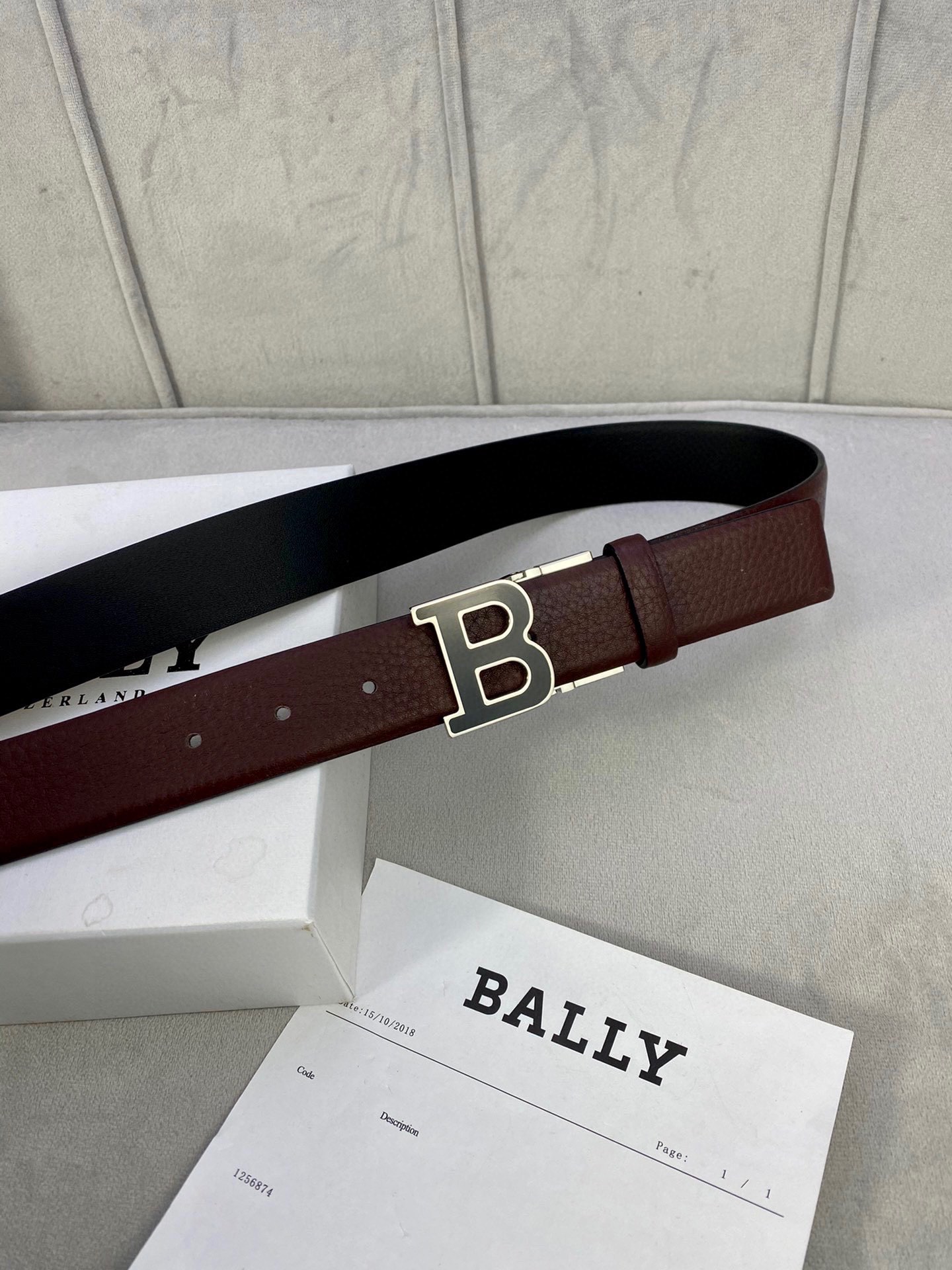 BALLY巴利荔枝纹双面头层牛皮皮带配有金/银B字母扣头该皮带可调节且能根据需要剪裁质量保证达到修身效果