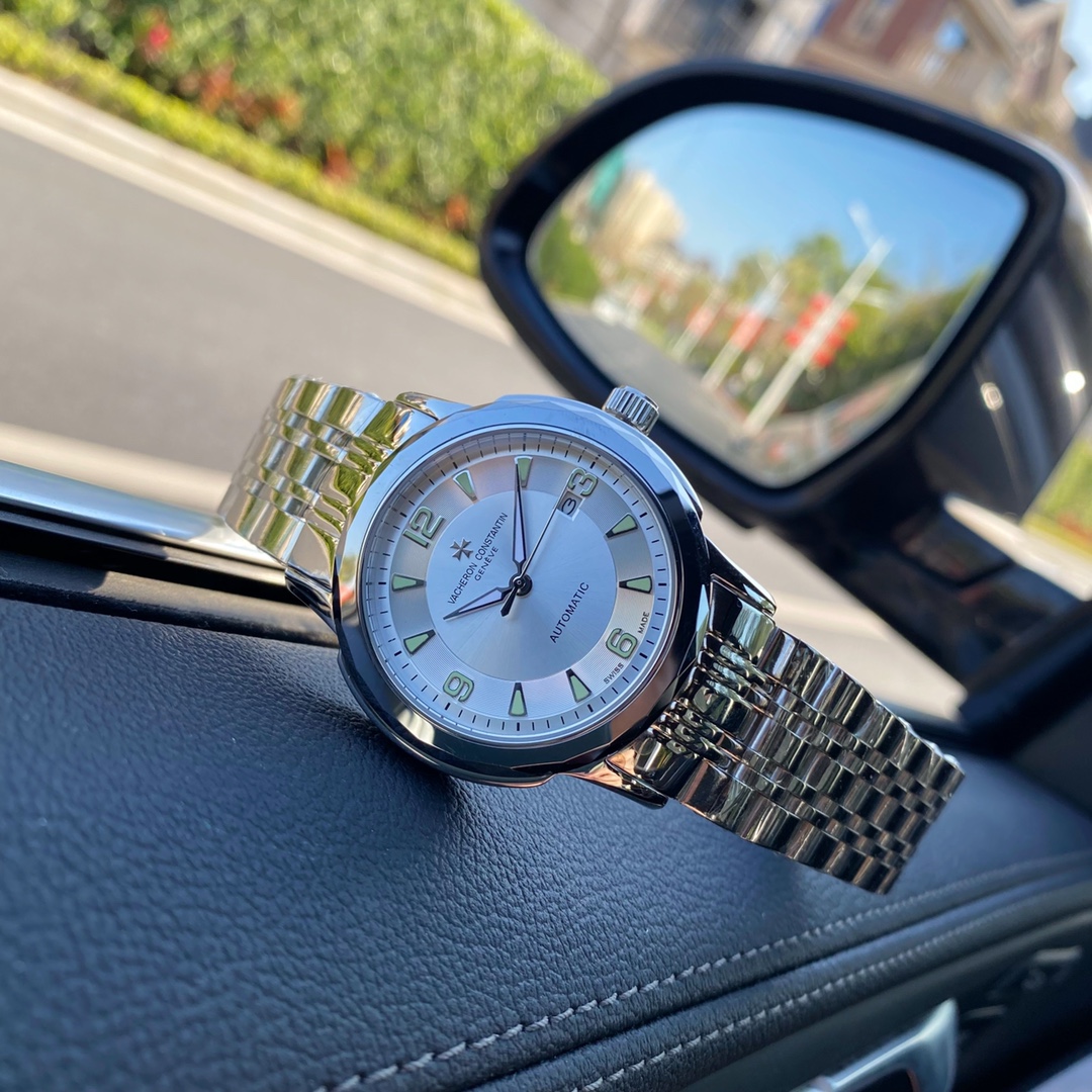 江诗丹顿  Vacheron Constsntin 精品男士腕表经典大三针设计，尊贵大气，绅士风范，卓越品质，热卖全城。采用全自动机械机芯，顶级316精钢表壳，进口小牛皮表带，矿物质超强镜面，尺寸40*13顶级出品 精品不断