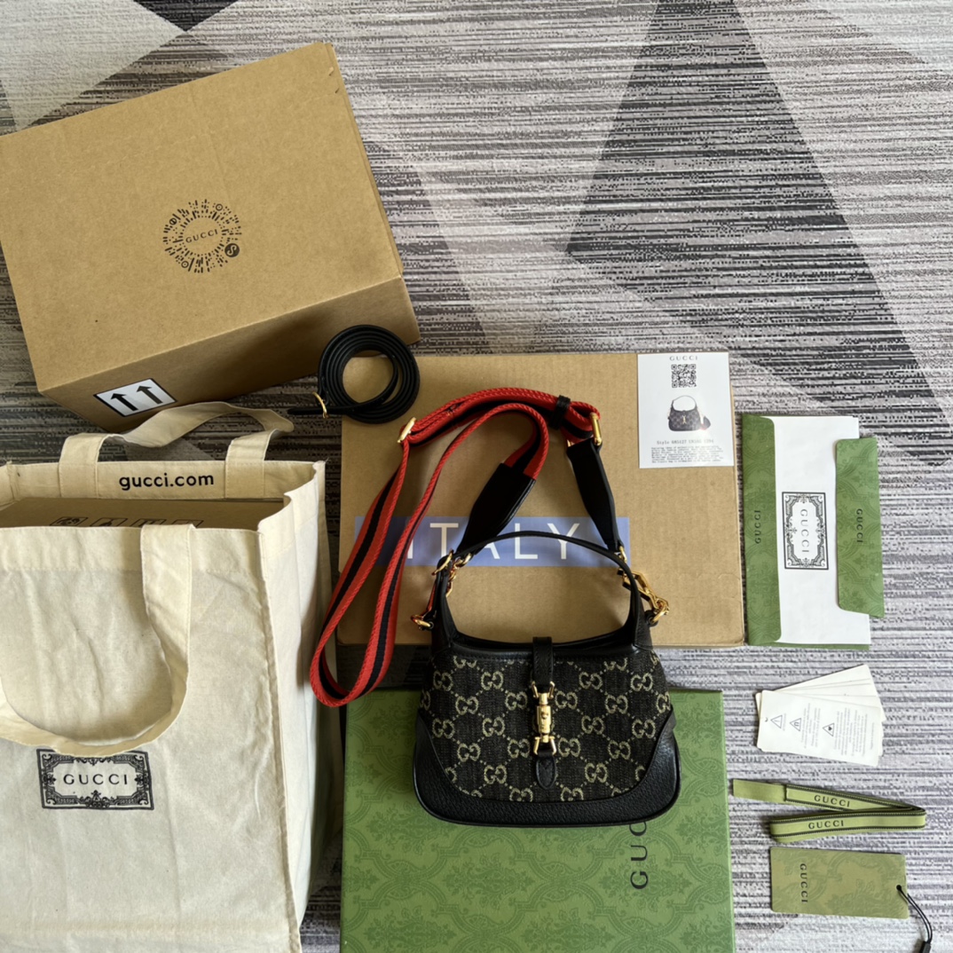 930  全套专柜绿色包装Jackie 1961系列迷你肩背包 款号685127 UN3AG 1294古驰Aria-时尚咏叹调系列运用现代手法焕新演绎经典元素。Jackie 1961系列焕新推出质感柔软、结构灵活的长方形托特包。典藏设计搭配通体GG图案和条纹织带等标识细节，精巧配饰致敬Gucci历史传承。这款迷你手袋采用黑色皮革滚边，以及该系列标志性的金色调推入式锁扣配件。 隐藏 详细信息 黑色和象牙白色GG丹宁提花面料 黑色皮革 金色调配件 橙色和黑色织带 棉麻衬里 推入式锁扣 这款单品随附一条肩背带 内部：开口口袋 提手：10厘米高到中央孔 迷你尺寸：19厘米宽x 13厘米高x 3厘米深”},”sku”:{“id”:”default