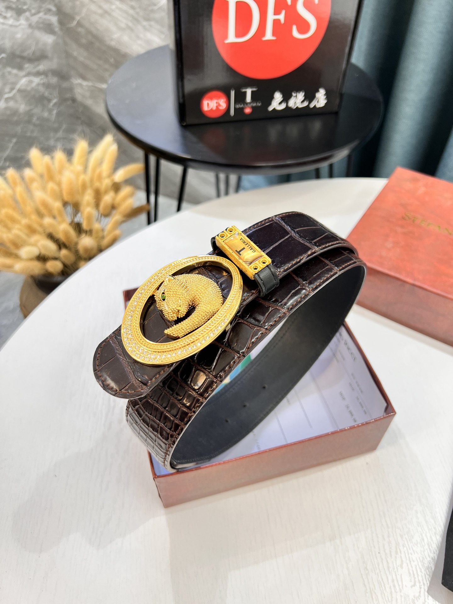 蒂芬S豹头 香港免税T礼盒(四方精电镀 豹头五金 精钢制作 爆款在现 意大利进口鳄鱼肚纹牛皮制作-Chinese UA Cheap High Quatity Brand Clothes Bags handbags Sneakers wholesale wholesaler seller from China Factory suppliers Fashion Clothing Shoes best Quality Beautiful Price 蒂芬S豹头 香港免税T礼盒(四方精电镀 豹头五金 精钢制作 爆款在现 意大利进口鳄鱼肚纹牛皮制作