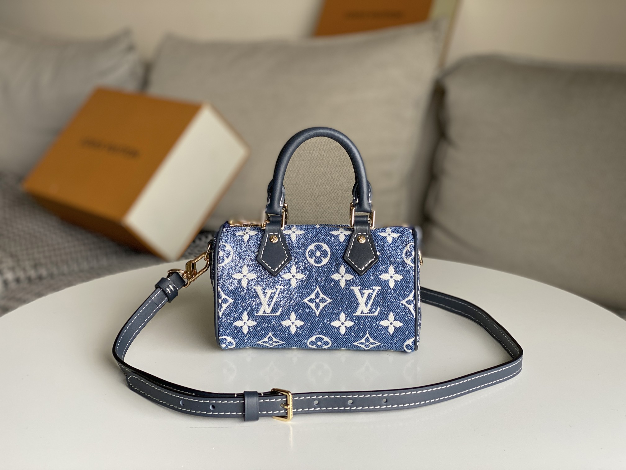 NO:202399,Details of the version development perfect original single hardware [SPEEDY NANO handbag] M81168 blue (denim) Nano Speedy handbag made of classic Monogram canvas exudes the ultimate femininity and is ideal for you to carry daily necessities. This handbag is the perfect mini version of the prototype Speedy handbag, with exquisite stitching and extremely lightweight, with adjustable straps and removable Size 16.0 x 11.0 x 9.0, LV [top original single], louis vuitton19860909对版开发细节完美原单五金【SPEEDY NANO 手袋】M81168 蓝色（牛仔） 以经典的Monogram帆布制成的Nano Speedy手袋,散发极致女人味,是您携带日常用品的理想之选.这款手袋是原型Speedy手袋的完美迷你版,缝线精致,轻盈无比,肩带可调节、可拆卸 尺寸16.0 x 11.0 x 9.0,LV【顶级原单】,louis vuitton,Bag