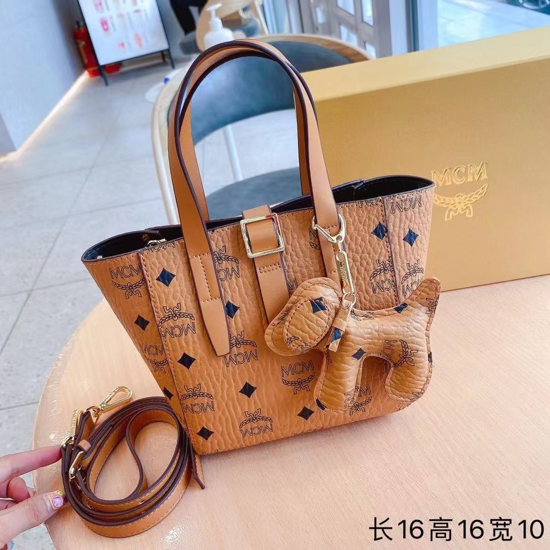 J0 两件套菜篮子 MCM送挂件腰包五金配件高品质超级好看的款实用百搭轻便好用款，里面的包可以单背，尺码20；20；10