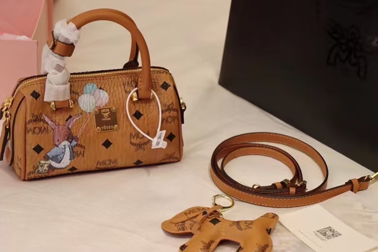 J0 送挂件 MCM波司顿小枕头包五金配件高品质超级好看的款实用百搭轻便好用款，里面的包可以单背，尺码20；20；10