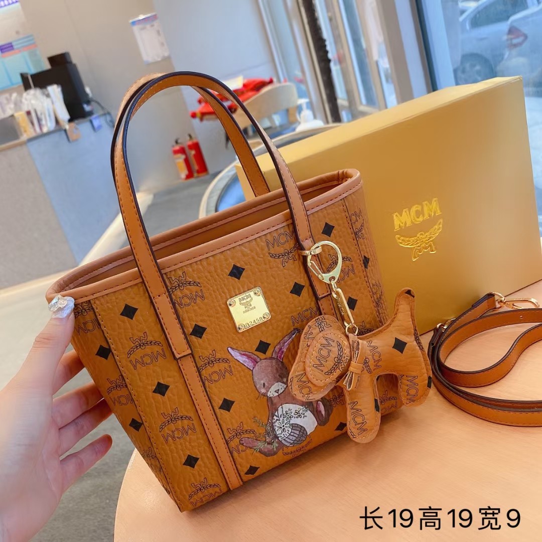 J0 送挂件 MCM菜篮子包五金配件高品质超级好看的款实用百搭轻便好用款，里面的包可以单背，尺码20；20；10