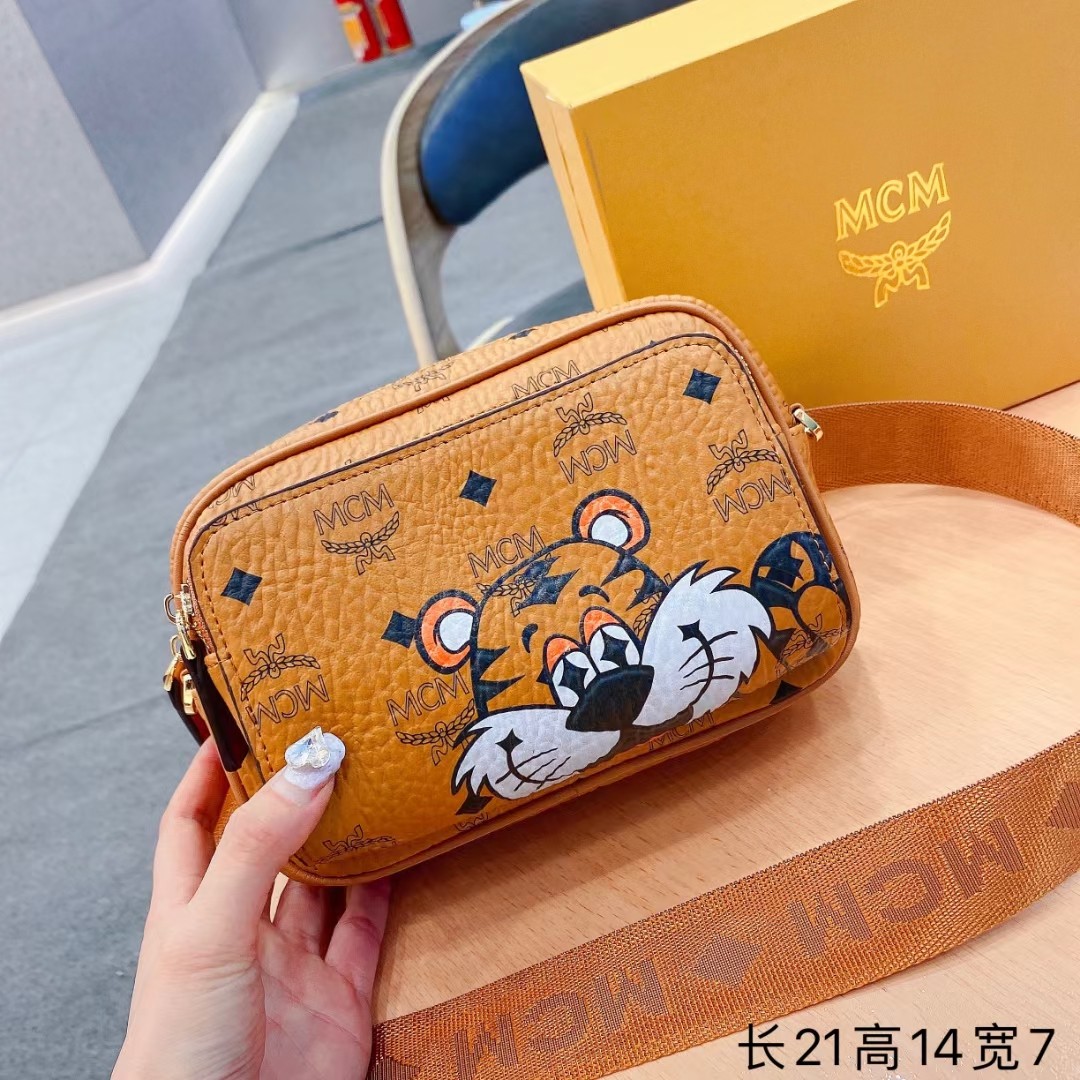 J0  MCM相机包包五金配件高品质超级好看的款实用百搭轻便好用款，里面的包可以单背，尺码21：14：7