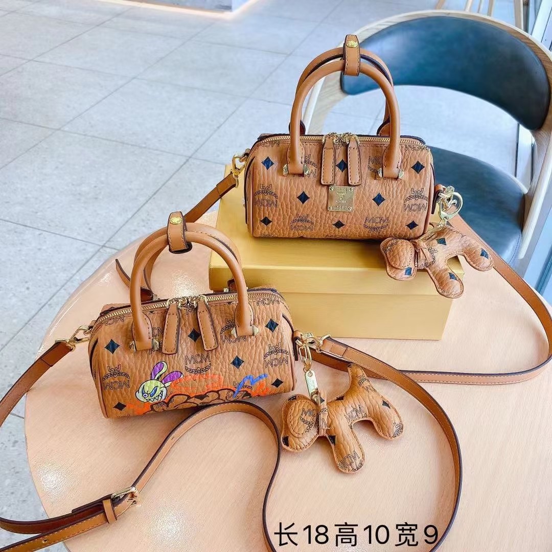 J0  MCM小虎波斯顿枕头包五金配件高品质超级好看的款实用百搭轻便好用款，里面的包可以单背，尺码18：10：9