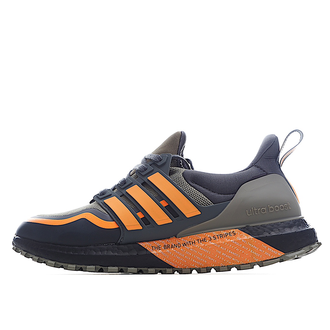 G5 阿迪达斯Adidas UltraBOOST All Terrain 系列跑鞋 彩印的 BOOST 中底以具有辨识度的方式给跑者带来能量反馈；采用反光材料打造标志性的三条杠元素，助力跑者夜间开跑；搭载热融合鞋头支撑保护，在运动过程中给予跑者舒适保障，助力持续释放能量，跑向能量之峰