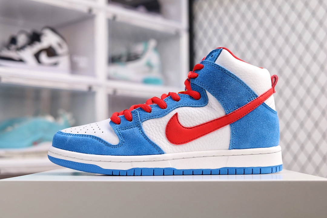 G0 NK Dunk High SP Pro高帮滑板鞋DUNK的本意其实是一对贴地性良好的板鞋。在设计方面Dunk是以Air Jordan 1代为设计原型，所以都拥有了极好的抓地性能和场地感，保证了那些优秀的球员在场上可以轻巧且稳定的运动，因此性能也不可挑剔。【林允同款】公司级 NK SB Dunk High “Doraemon” 哆啦A梦 机器猫主题配色