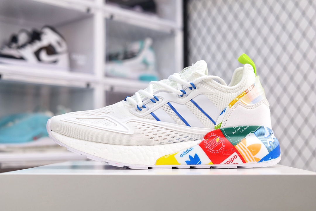 H0 AD Originals ZX 2K Boost 白蓝橙这款街头经典板鞋，采用科技风设计。网材鞋面搭配模制饰面，力求打造未来风范。别致外底，力求伴你保持节奏。采用套入式结构，同时也配鞋带。官方
