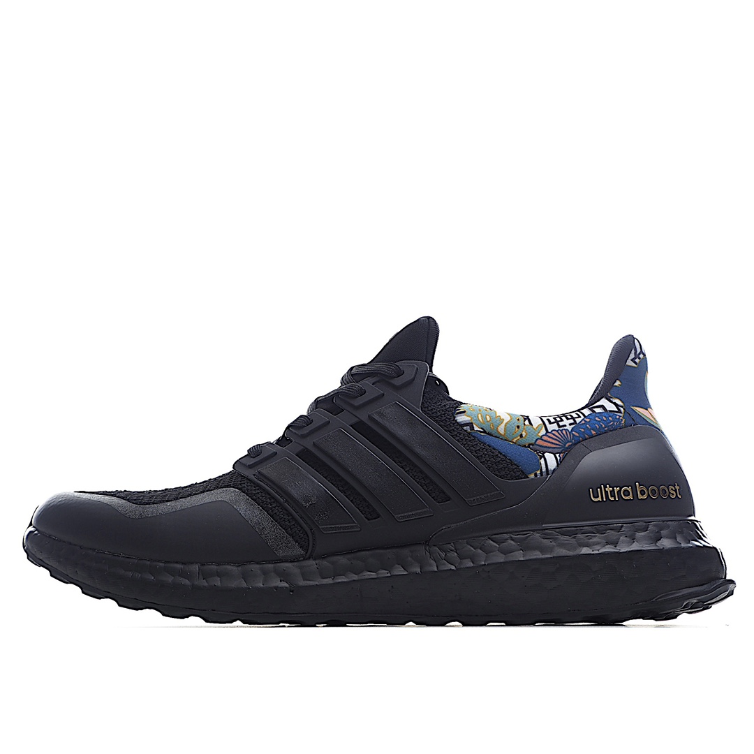 G5 阿迪达斯Adidas UltraBOOST All Terrain 系列跑鞋 彩印的 BOOST 中底以具有辨识度的方式给跑者带来能量反馈；采用反光材料打造标志性的三条杠元素，助力跑者夜间开跑；搭载热融合鞋头支撑保护，在运动过程中给予跑者舒适保障，助力持续释放能量，跑向能量之峰