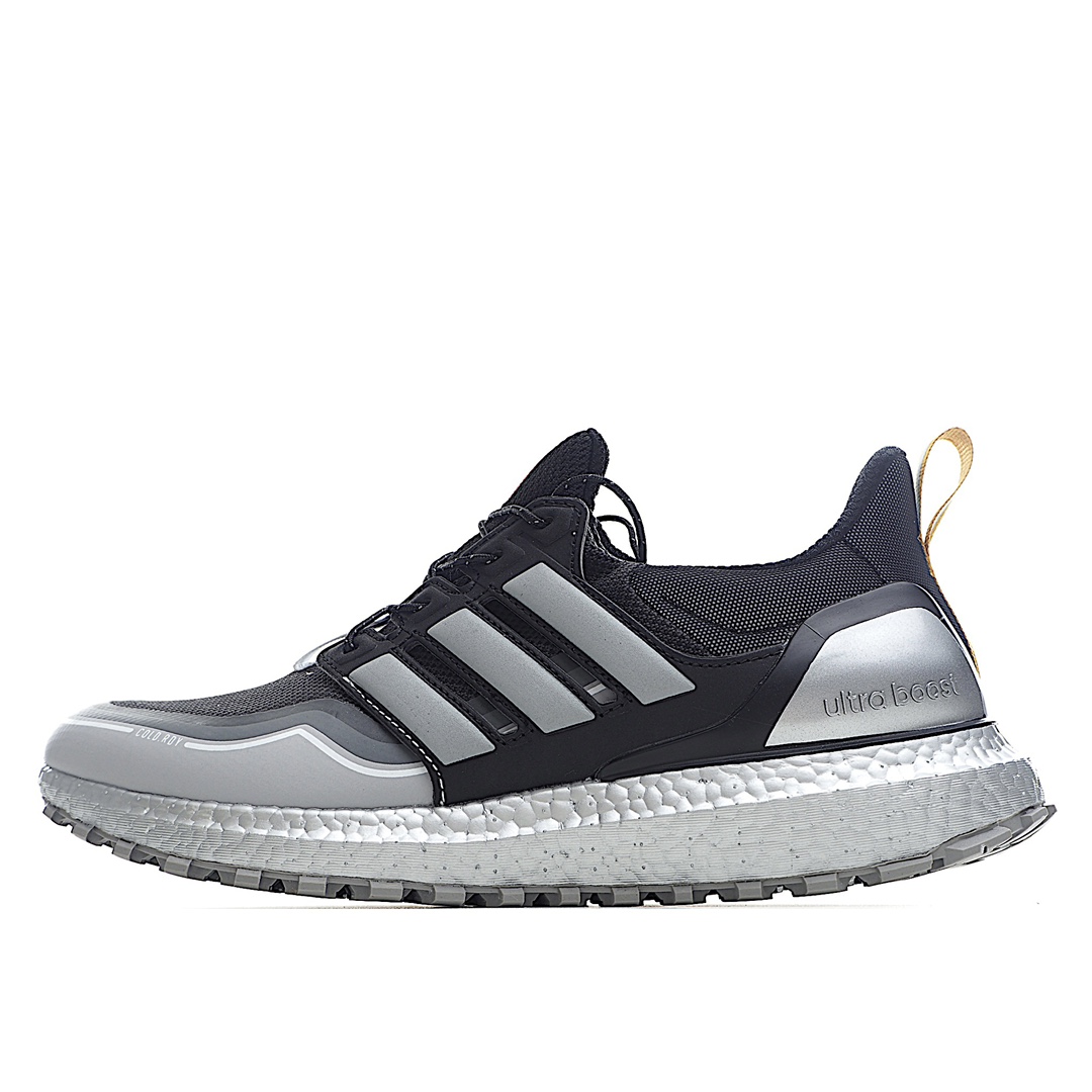 G5 阿迪达斯Adidas UltraBOOST All Terrain 系列跑鞋 彩印的 BOOST 中底以具有辨识度的方式给跑者带来能量反馈；采用反光材料打造标志性的三条杠元素，助力跑者夜间开跑；搭载热融合鞋头支撑保护，在运动过程中给予跑者舒适保障，助力持续释放能量，跑向能量之峰