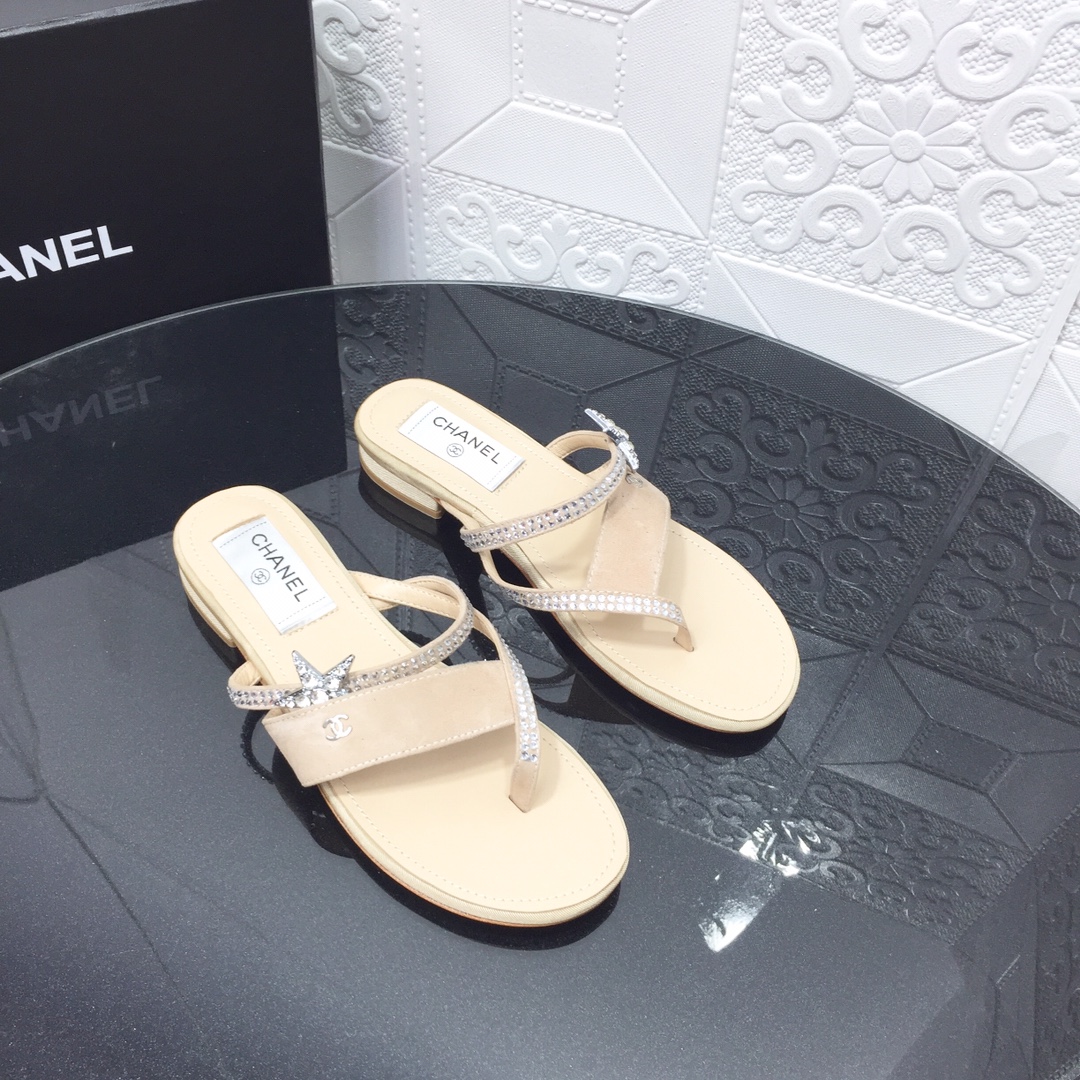 K0   Chanel 香奈儿顶级原单品质 Chanel 小香家珍珠凉鞋拖鞋，香奈儿2022夏季最夹趾人字拖拖鞋面料:牛皮内里/垫脚:牛皮大底:原版真皮大底