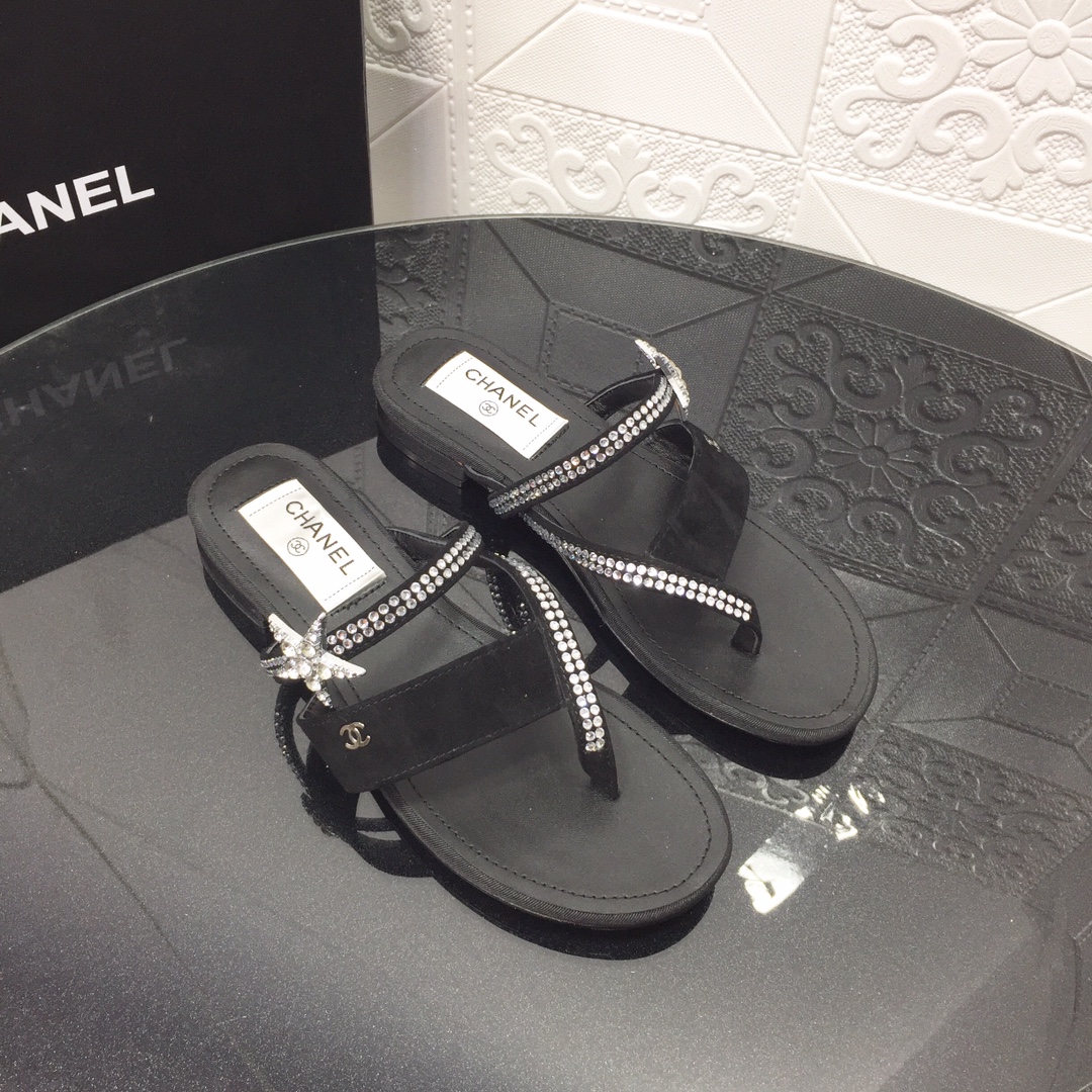 K0   Chanel 香奈儿顶级原单品质 Chanel 小香家珍珠凉鞋拖鞋，香奈儿2022夏季最夹趾人字拖拖鞋面料:牛皮内里/垫脚:牛皮大底:原版真皮大底
