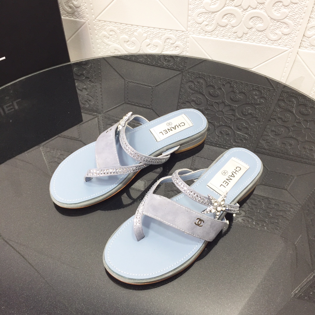 K0   Chanel 香奈儿顶级原单品质 Chanel 小香家珍珠凉鞋拖鞋，香奈儿2022夏季最夹趾人字拖拖鞋面料:牛皮内里/垫脚:牛皮大底:原版真皮大底