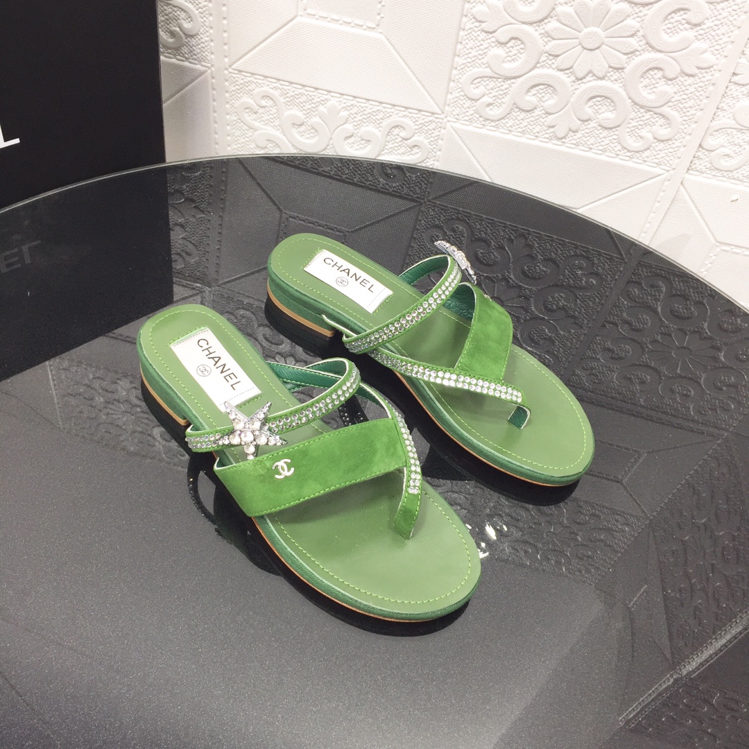 K0   Chanel 香奈儿顶级原单品质 Chanel 小香家珍珠凉鞋拖鞋，香奈儿2022夏季最夹趾人字拖拖鞋面料:牛皮内里/垫脚:牛皮大底:原版真皮大底