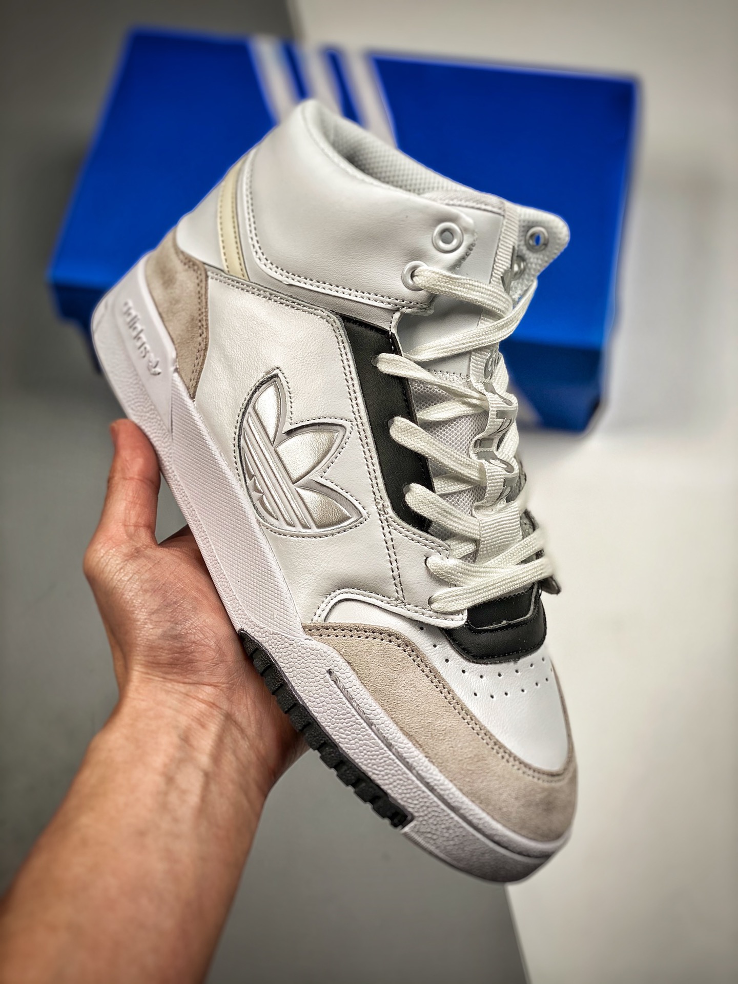 Adidas Originals 2022 DROP STEP XL三叶草新款 高帮校园休闲运动板鞋。汇聚80和90年代篮球鞋设计含纹理感皮革和绒面革混合鞋面，缀撞色细节，造型复古，搭配加衬及踝鞋领 脚感舒适，让复古篮球风伴你出街！ 货号…