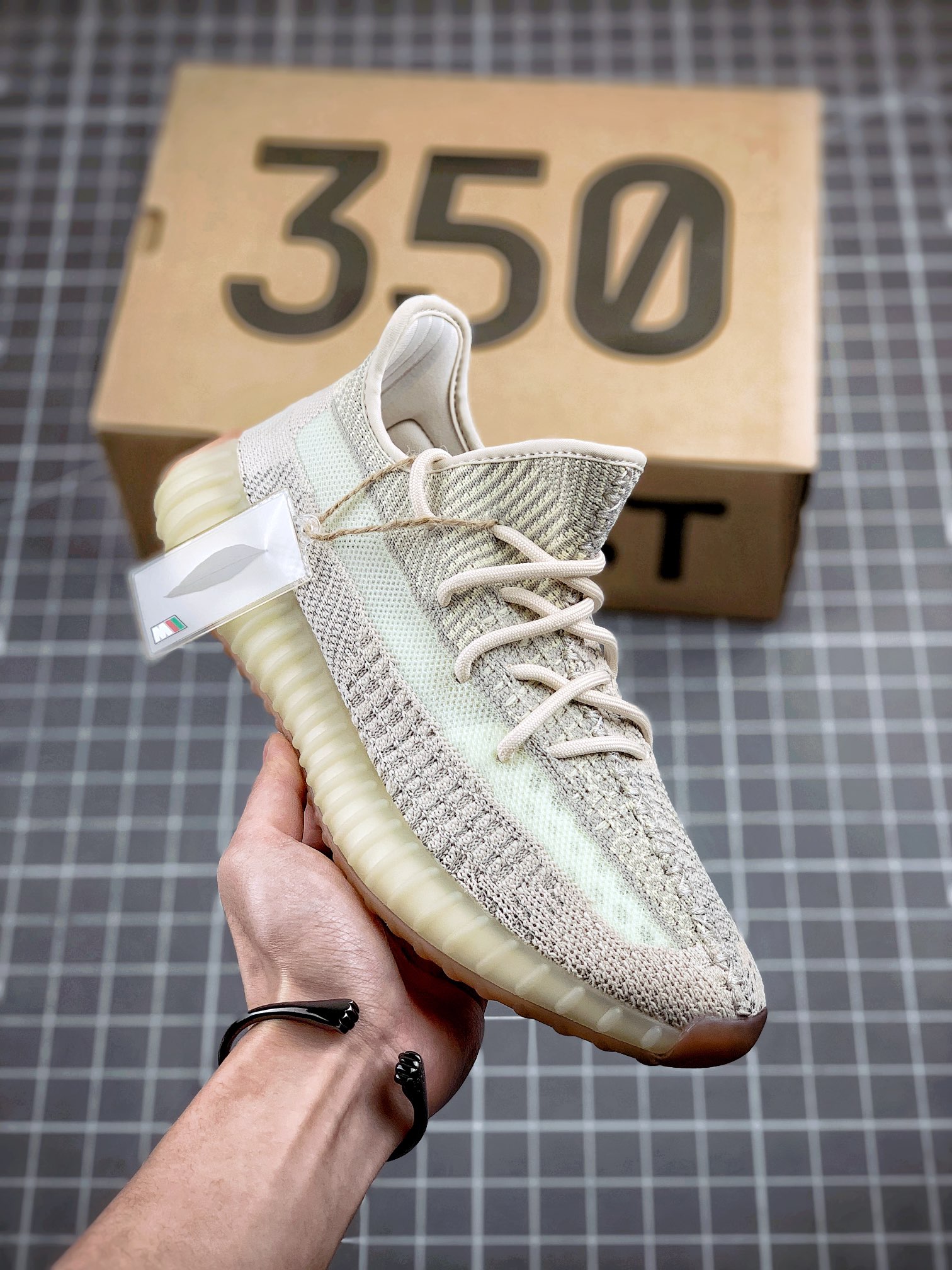 Yeezy 350 Boost V2"Citrin Reflective" FW5318
# # 3M # # V2 # # # 2.3G-4A+ Taglia 36 36.5 37 38 38.5 39 40 40.5 41 42 43 44 44.5 45 46