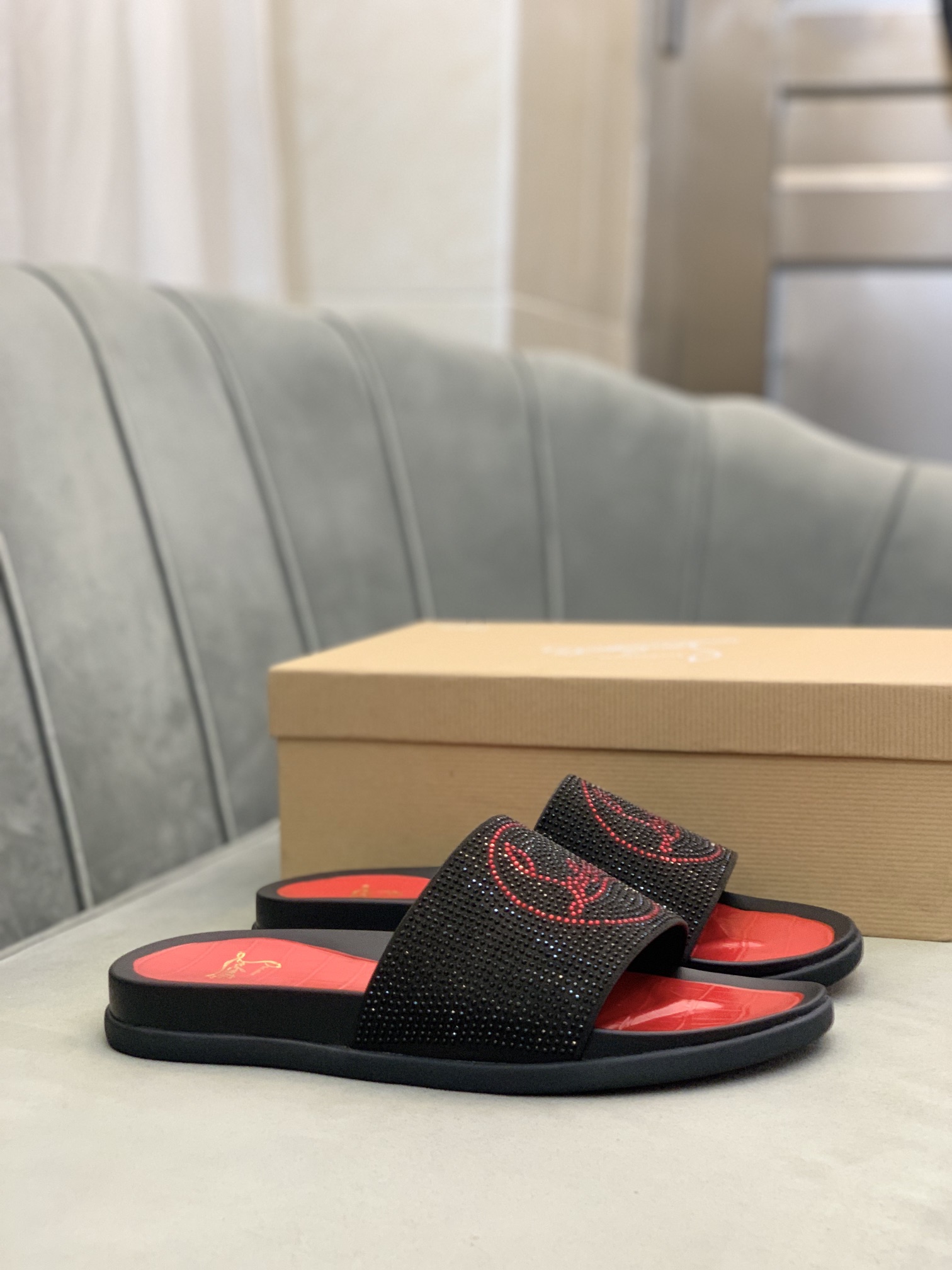 Precio de venta: P140 Marca comercial: CL Red Bottom Shoes* "CL*" slippers Talla normal: 38-44 (Se p