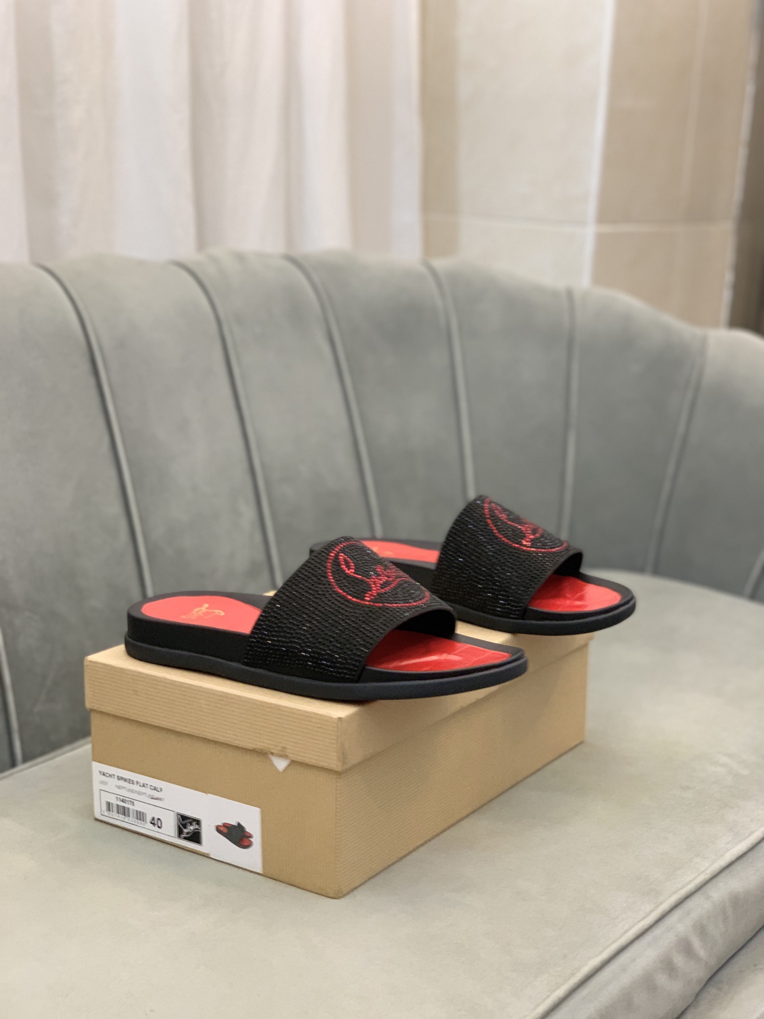 Precio de venta: P140 Marca comercial: CL Red Bottom Shoes* "CL*" slippers Talla normal: 38-44 (Se p