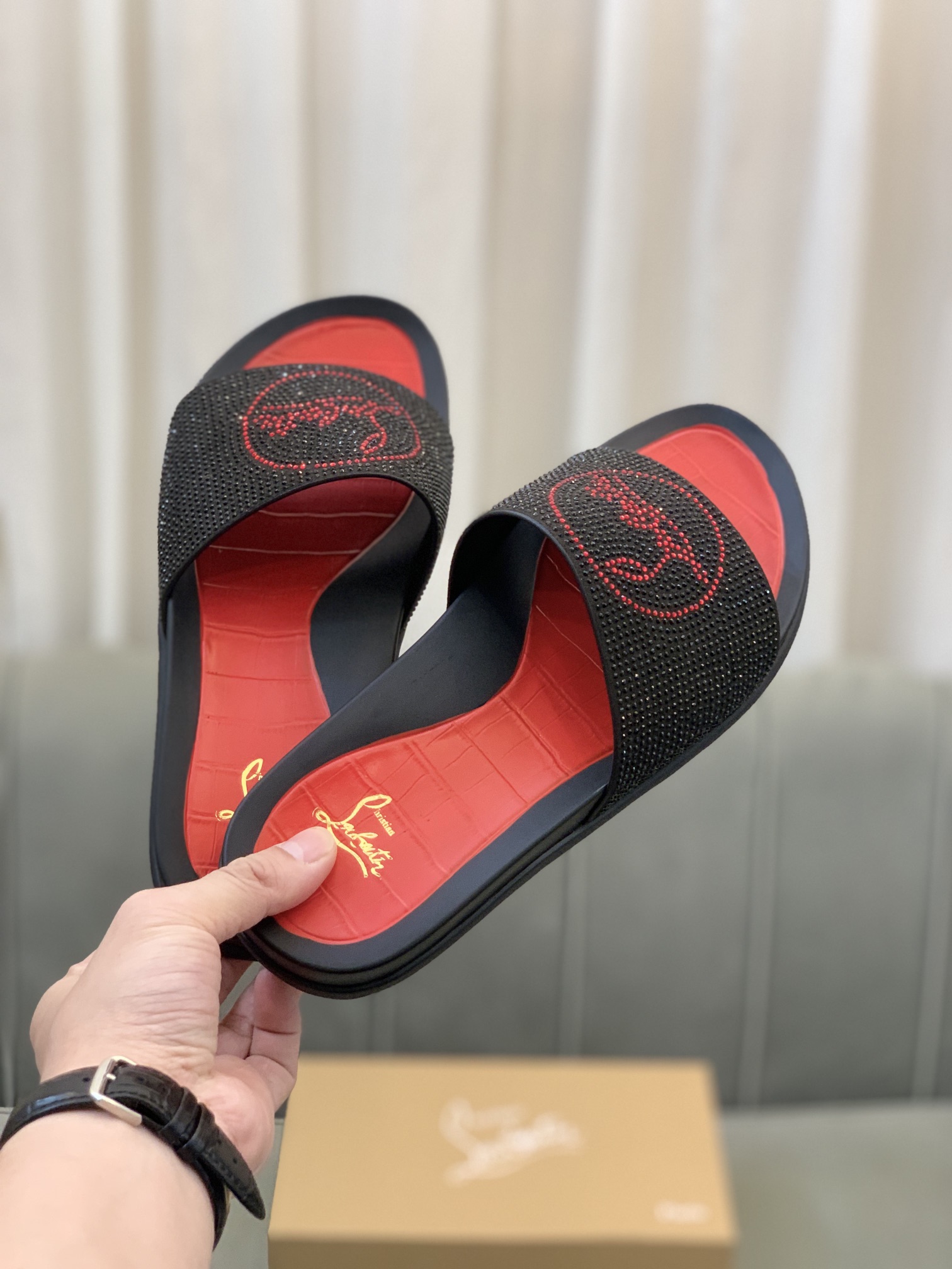 Precio de venta: P140 Marca comercial: CL Red Bottom Shoes* "CL*" slippers Talla normal: 38-44 (Se p