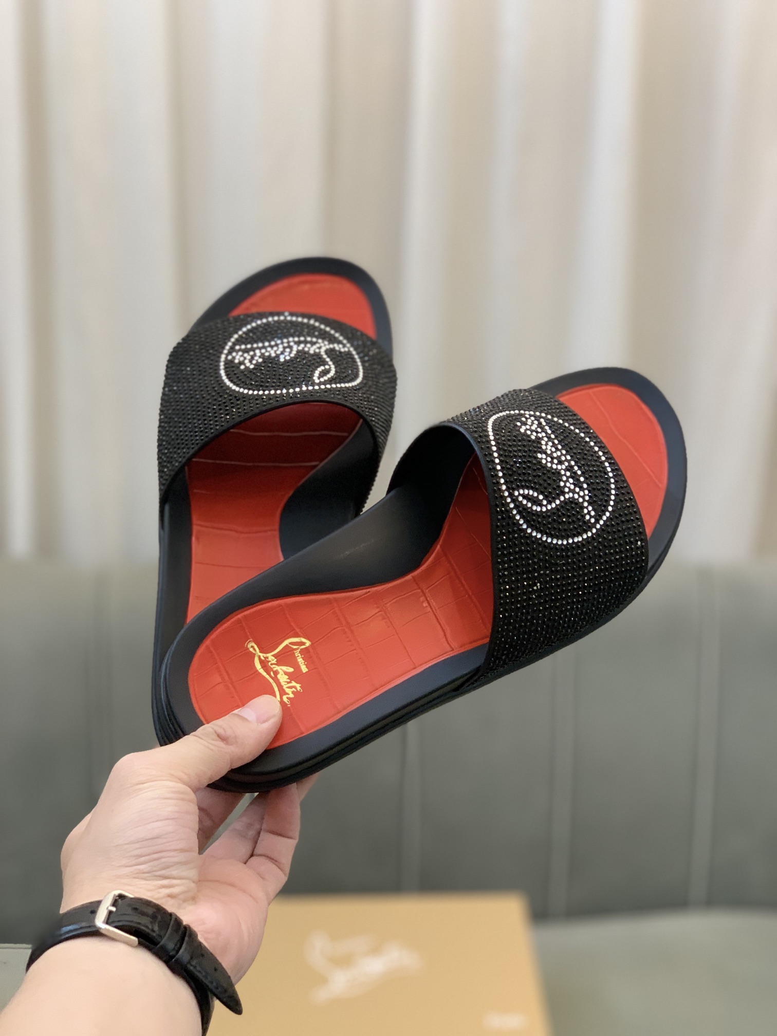 Precio de venta: P140 Marca comercial: CL Red Bottom Shoes* "CL*" slippers Talla normal: 38-44 (Se p