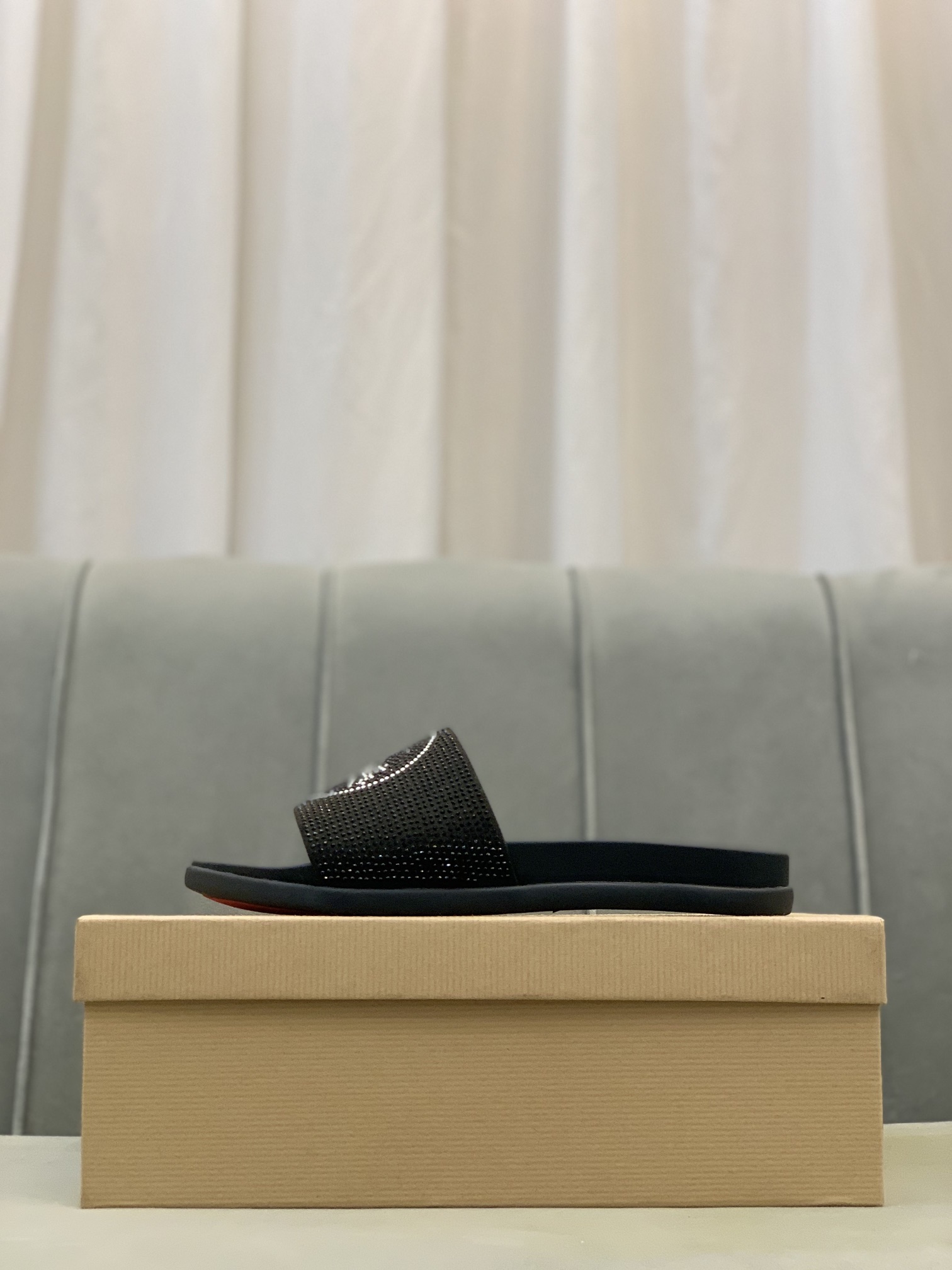 Precio de venta: P140 Marca comercial: CL Red Bottom Shoes* "CL*" slippers Talla normal: 38-44 (Se p