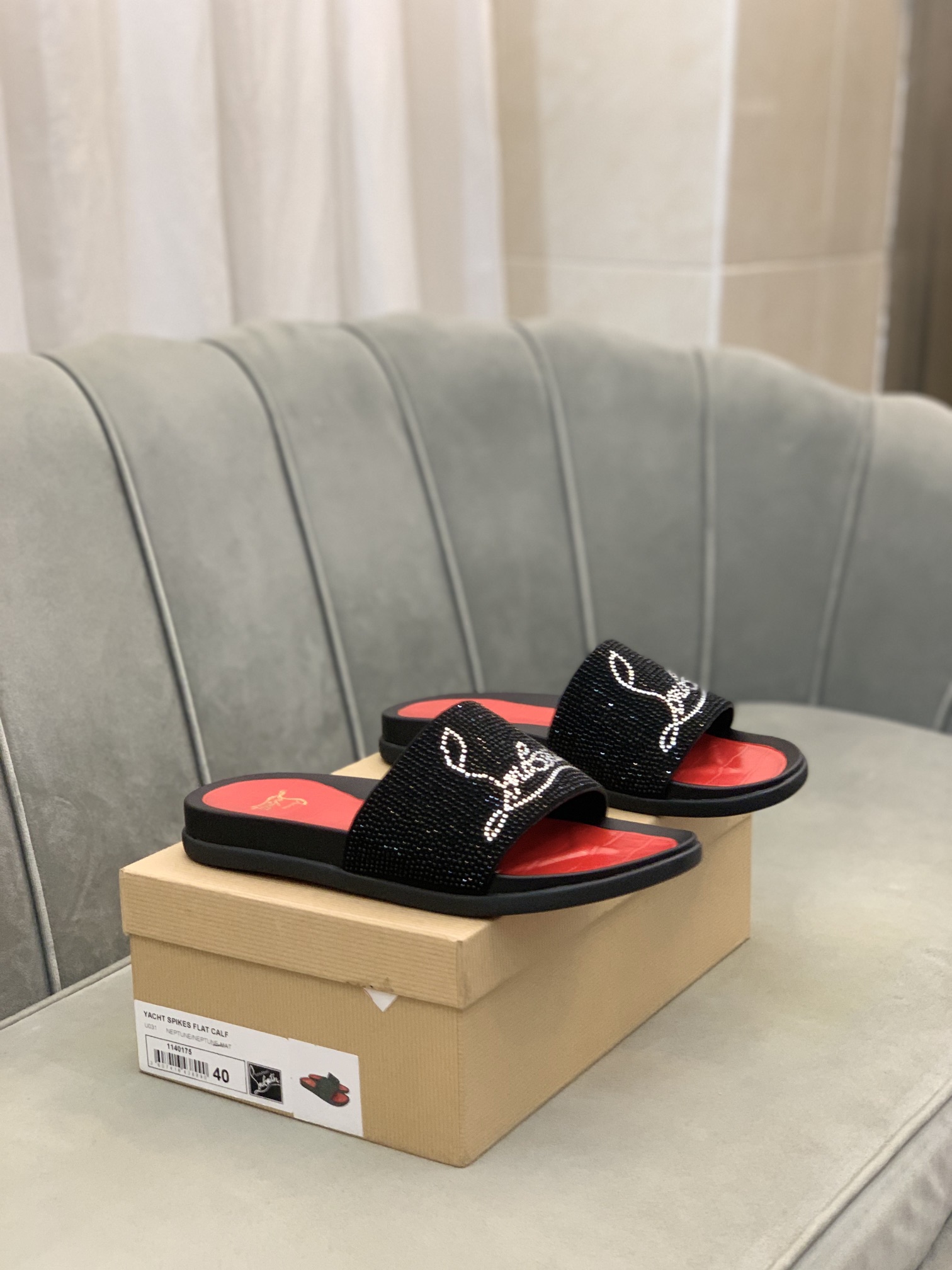 Precio de venta: P140 Marca comercial: CL Red Bottom Shoes* "CL*" slippers Talla normal: 38-44 (Se p
