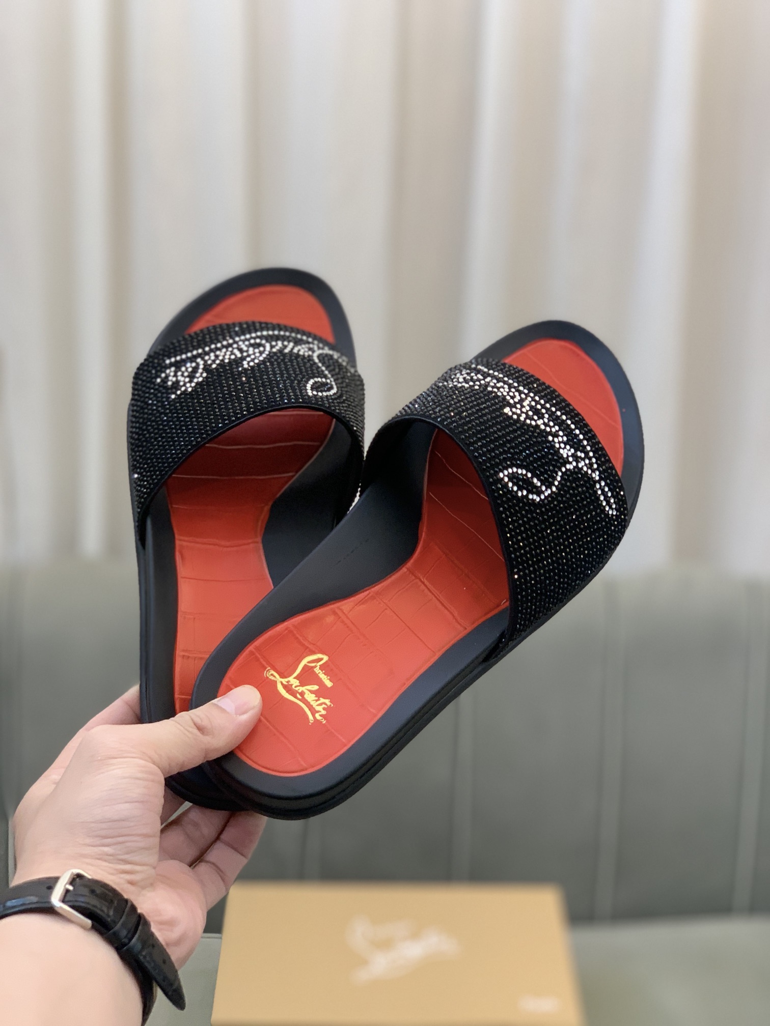 Precio de venta: P140 Marca comercial: CL Red Bottom Shoes* "CL*" slippers Talla normal: 38-44 (Se p