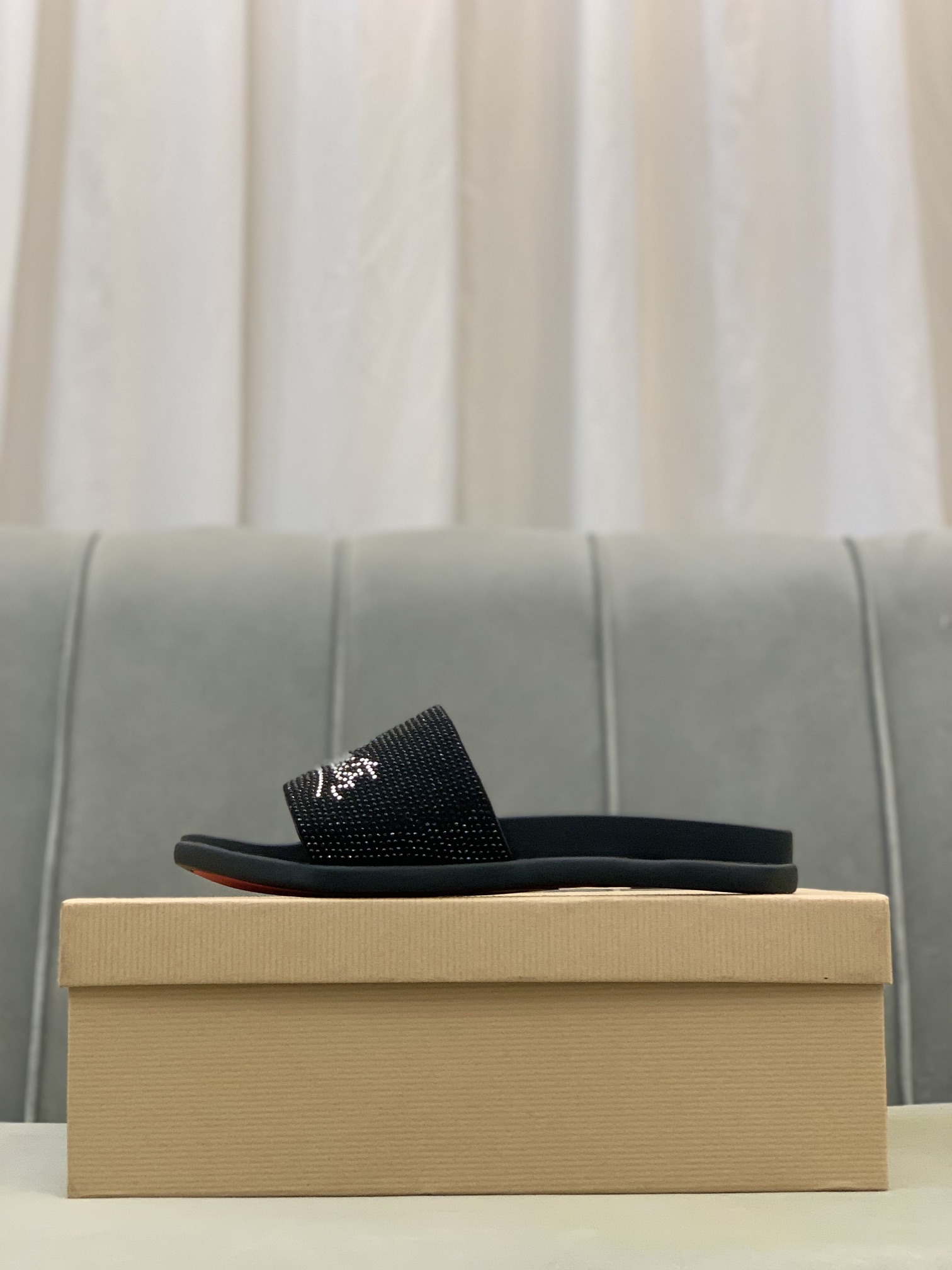 Precio de venta: P140 Marca comercial: CL Red Bottom Shoes* "CL*" slippers Talla normal: 38-44 (Se p
