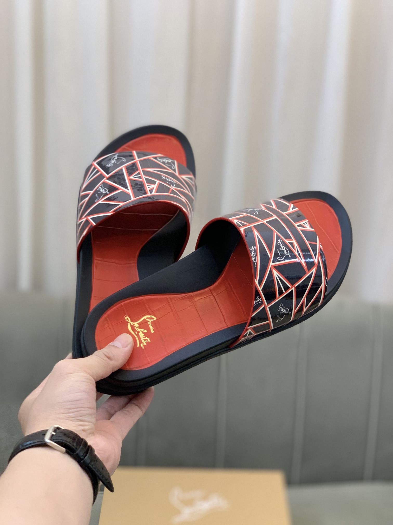 Precio de venta: P130 Marca comercial: CL Red Bottom Shoes* "CL*" slippers Talla normal: 38-44 (Se p