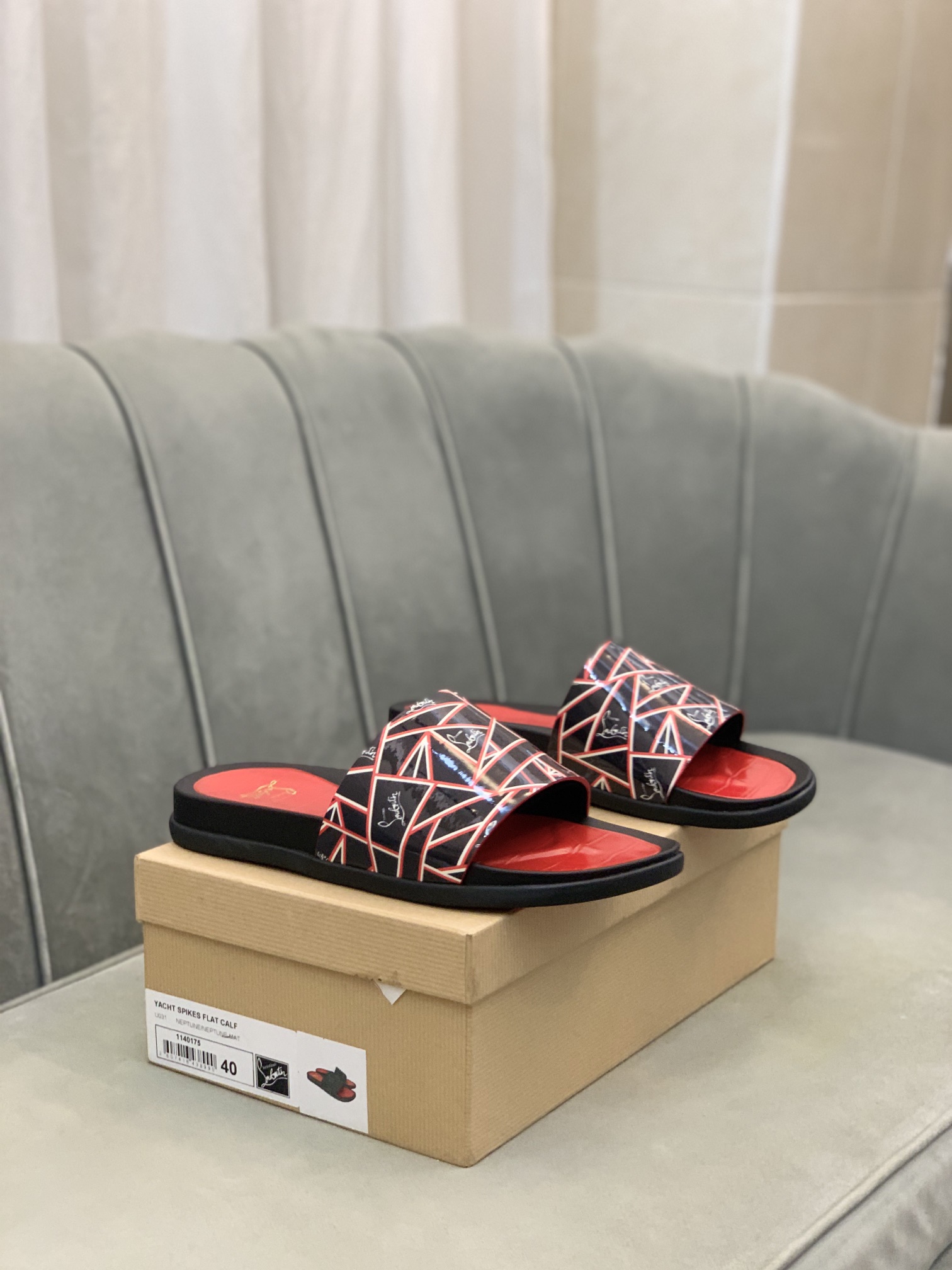 Precio de venta: P130 Marca comercial: CL Red Bottom Shoes* "CL*" slippers Talla normal: 38-44 (Se p