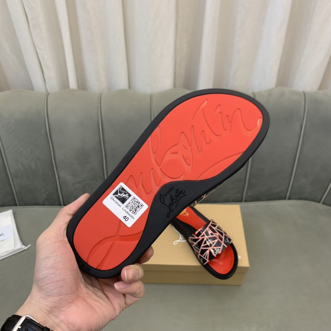 Precio de venta: P130 Marca comercial: CL Red Bottom Shoes* "CL*" slippers Talla normal: 38-44 (Se p