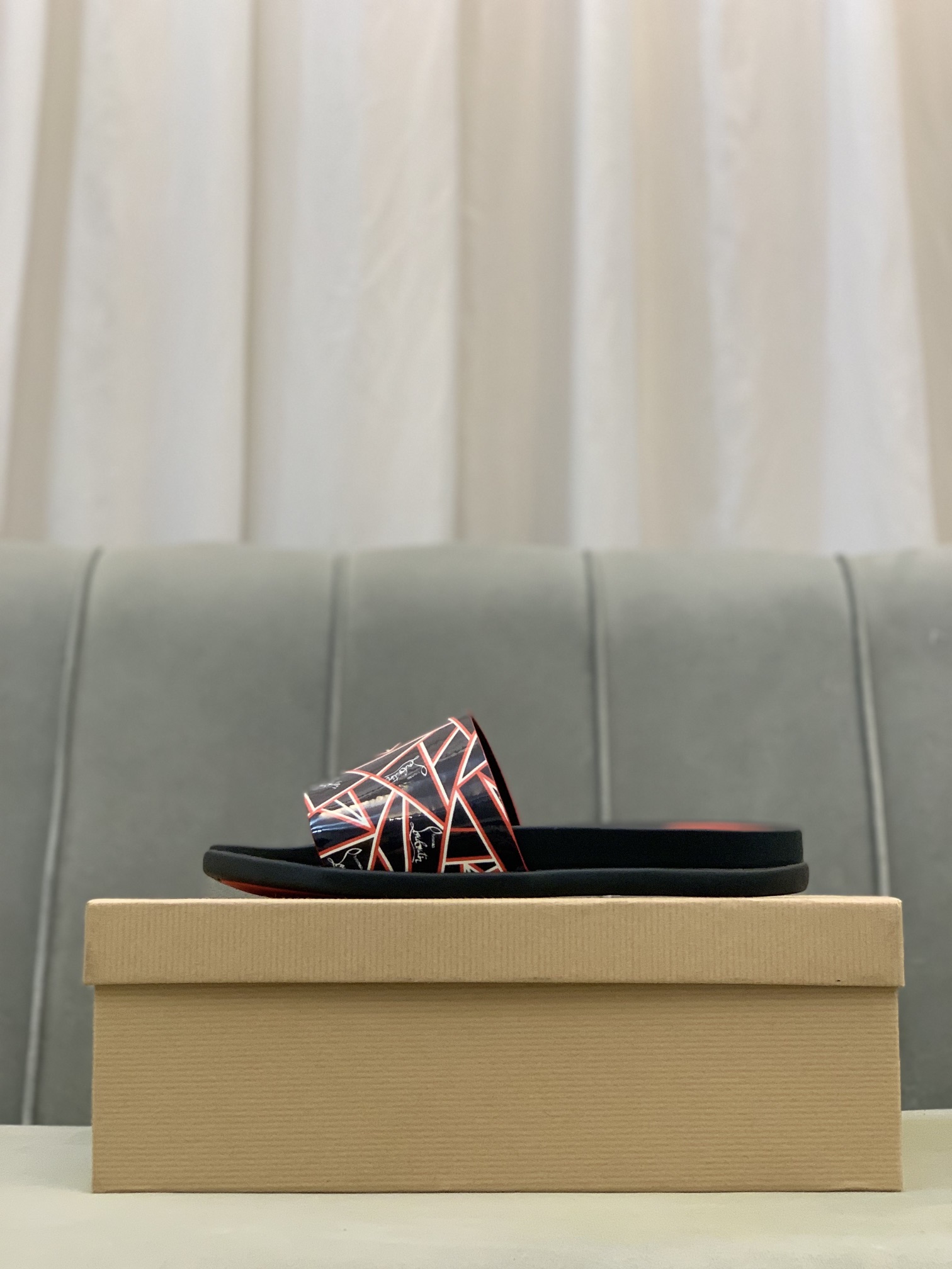 Precio de venta: P130 Marca comercial: CL Red Bottom Shoes* "CL*" slippers Talla normal: 38-44 (Se p