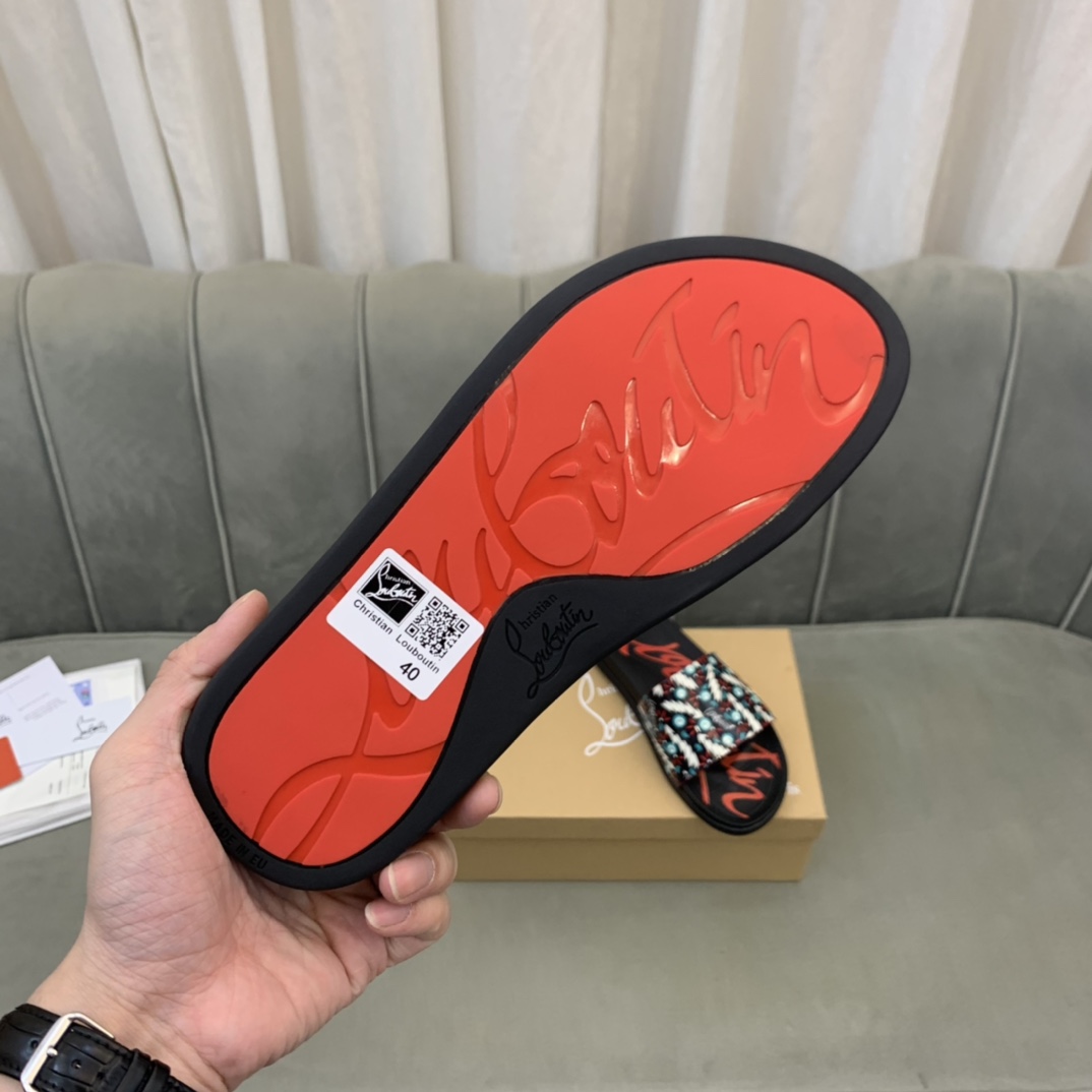 Precio de venta: P130 Marca comercial: CL Red Bottom Shoes* "CL*" slippers Talla normal: 38-44 (Se p