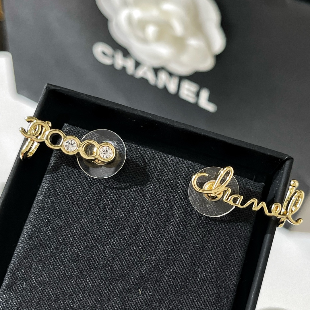 新款☑️CHANEL香奈儿2022 coco字母不对称耳钉耳钩