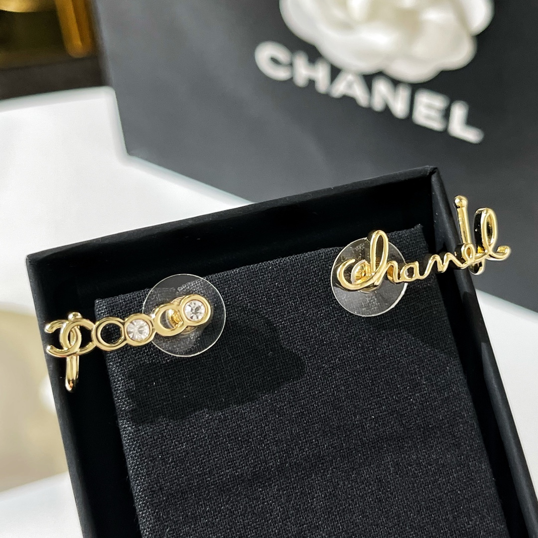 新款☑️CHANEL香奈儿2022 coco字母不对称耳钉耳钩