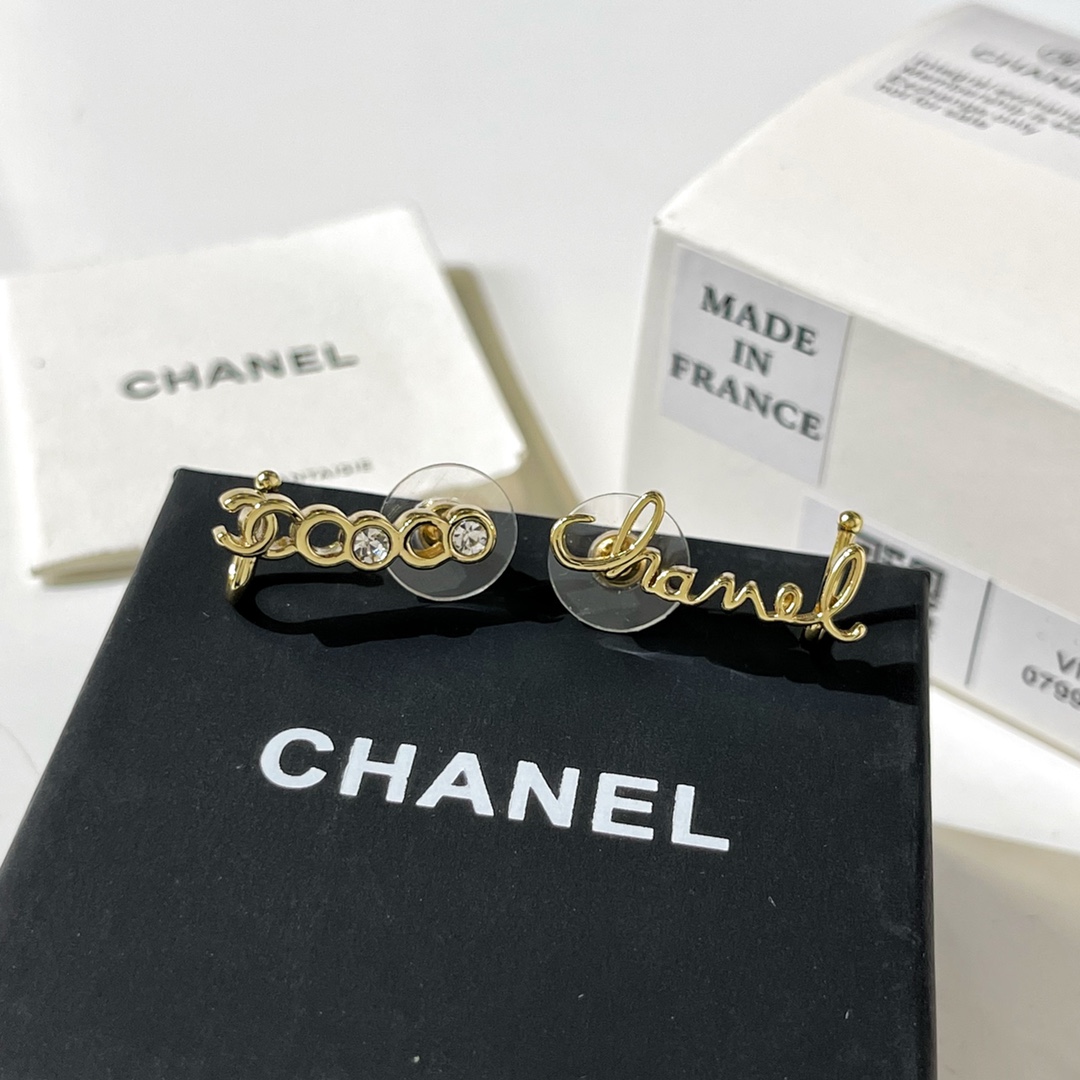 新款☑️CHANEL香奈儿2022 coco字母不对称耳钉耳钩