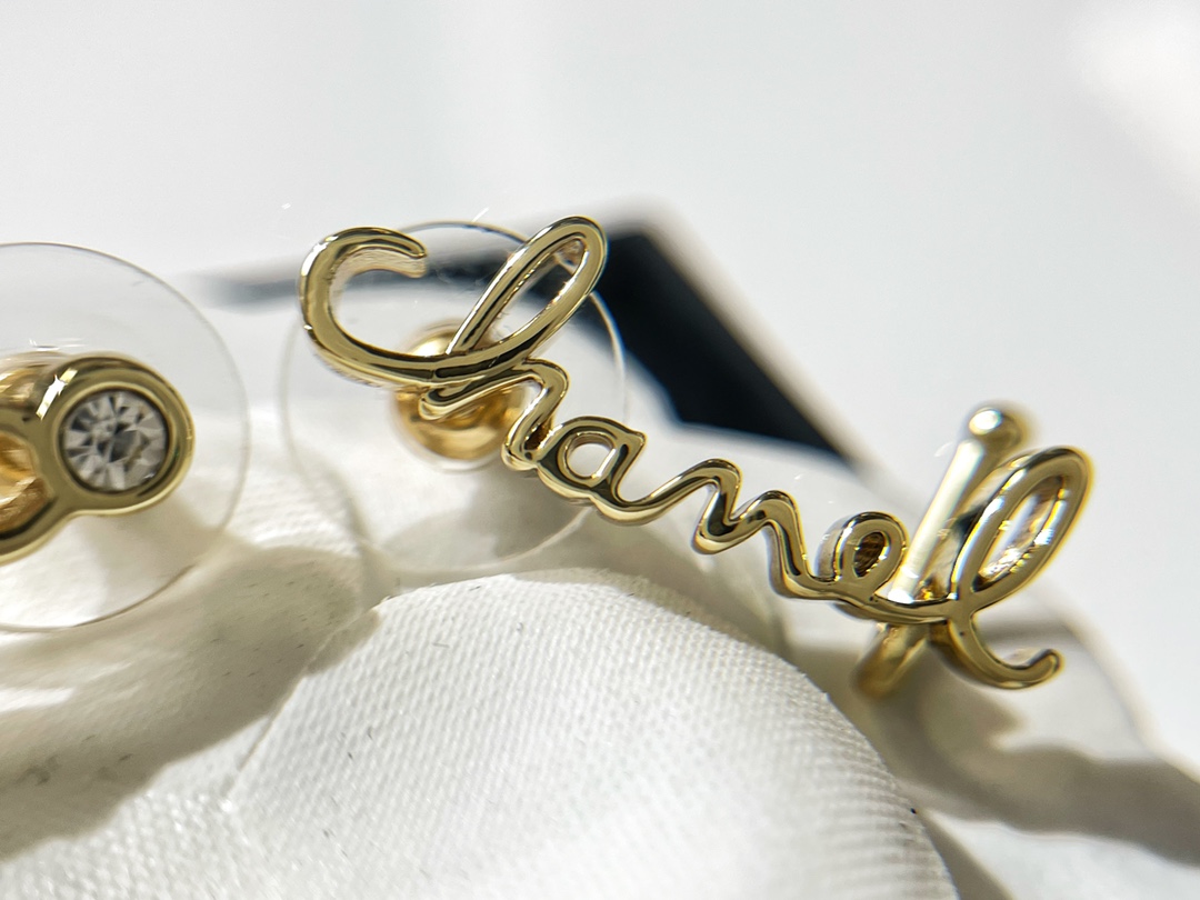 新款☑️CHANEL香奈儿2022 coco字母不对称耳钉耳钩