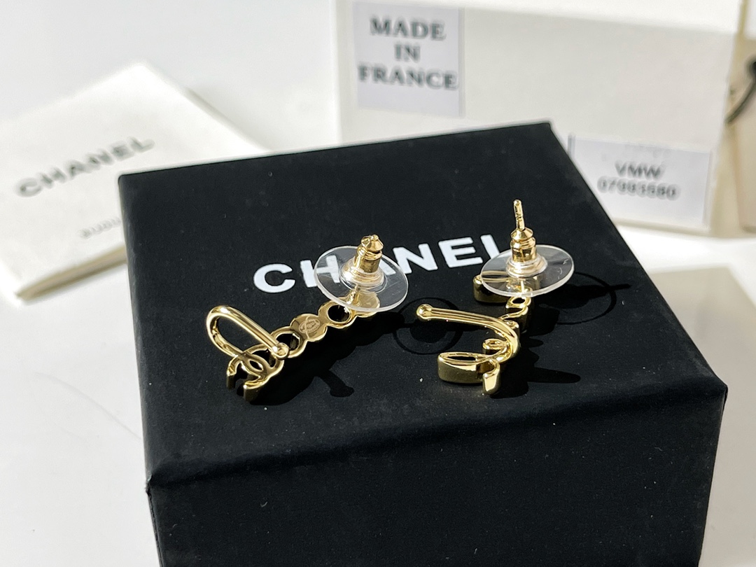 新款☑️CHANEL香奈儿2022 coco字母不对称耳钉耳钩