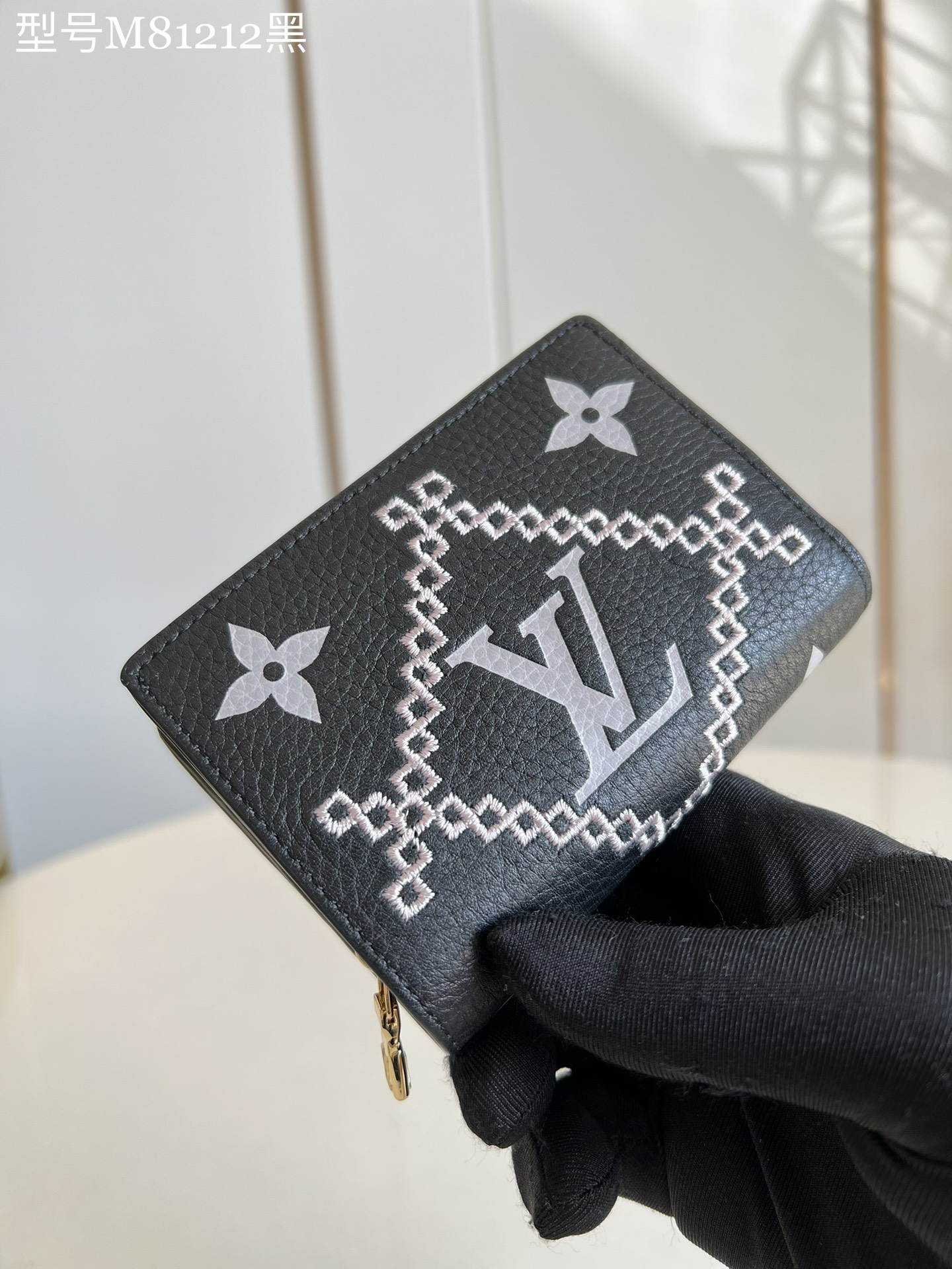 NO:398386,【Exclusive real photo M81212 black】Juliette wallet is made of Monogram Empreinte leather, which uses fine stitching in order with printing, embroidery and embroidery. The front pocket and lining are made of cowhide. The size is moderate and the structure is compact. The brand logo inscription snap button opens the interior space, can accommodate cards and banknotes, and there is also a change compartment with zipper. Size 13 x 9 x 3 cm z.,LV [original leather],louis vuitton,cowhide19860909【独家实拍M81212黑色】Juliette 钱夹取材 Monogram Empreinte 皮革,依次以印花、压印和刺绣工艺呈现细腻缝线,正面口袋与内衬处采用牛皮.大小适中,结构紧凑,品牌标识铭纹摁扣开启内部空间,可容纳卡片和钞票,另有配拉链的零钱隔层.尺寸13 x 9 x 3 厘米 z.,LV【原厂皮】,louis vuitton,cowhide,Bag