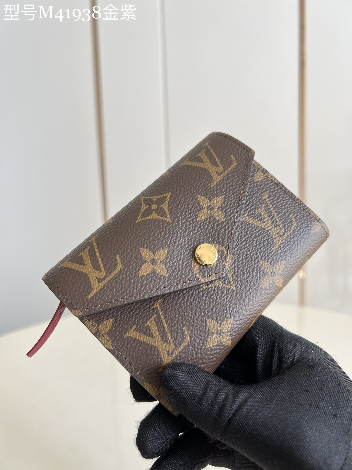 NO:398407,【Exclusive real photo M41938 gold and purple】Style soft and powerful, this small Victorine wallet is the best choice for carrying around. The iconic Monogram canvas is paired with colorful leather lining, with a stylish style, and the extremely practical design ensures the safe storage and easy access of credit cards and private property. Size 12 x 9.5 x 2.5 cm z.,LV [original leather],louis vuitton19860909【独家实拍M41938金紫】风格柔美而功能强大,此款小巧的Victorine钱夹是适宜随身携带的上上之选.标志性Monogram帆布搭配多彩皮革内衬,风格时尚,而极为实用的设计确保信用卡与私人财物安全存放、取用便捷.尺寸12 x 9.5 x 2.5 厘米 z.,LV【原厂皮】,louis vuitton,Bag