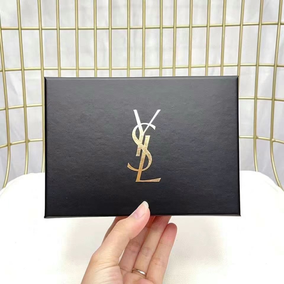35！ 圣罗兰香水小样三件套黑盒🔜实拍📸到货❗️YSL圣罗兰小样香水3件套木盒 商品：圣迷试香礼盒W款式：黑鸦片 自由之水 反转巴黎特点：圣罗兰自由香水3件套一盒顶三盒～甜心与魅惑反转，巩固你女王地位。