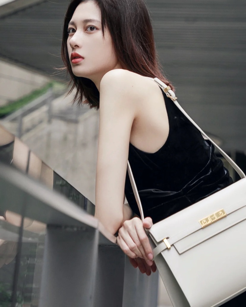 Ysl 𝑴𝒂𝒏𝒉𝒂𝒕𝒕𝒂𝒏 29CM曼哈顿法棍包 579271白色牙签纹金扣