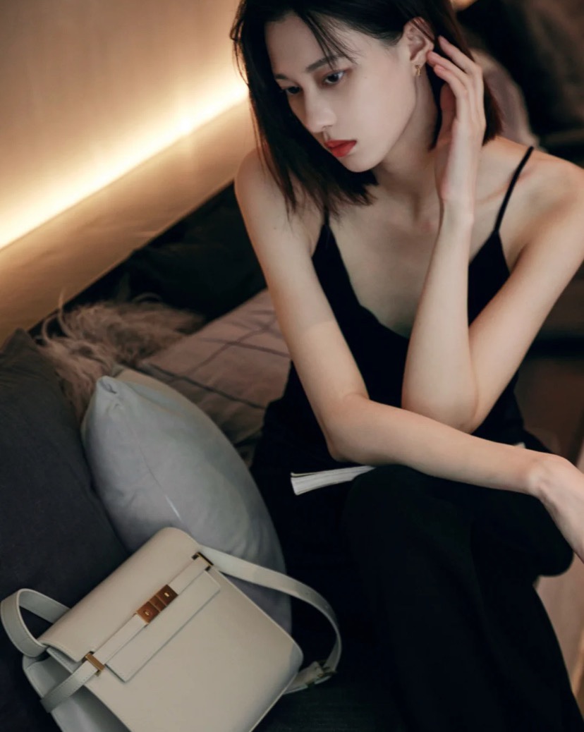 Ysl 𝑴𝒂𝒏𝒉𝒂𝒕𝒕𝒂𝒏 29CM曼哈顿法棍包 579271白色牙签纹金扣